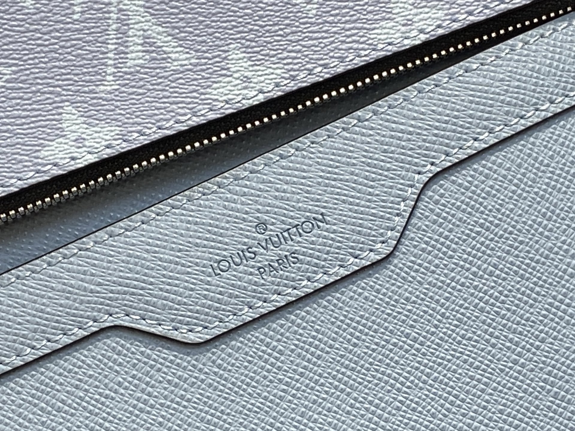 Louis Vuitton Trio Messenger Bag(18.5 x 7 x 25CM)