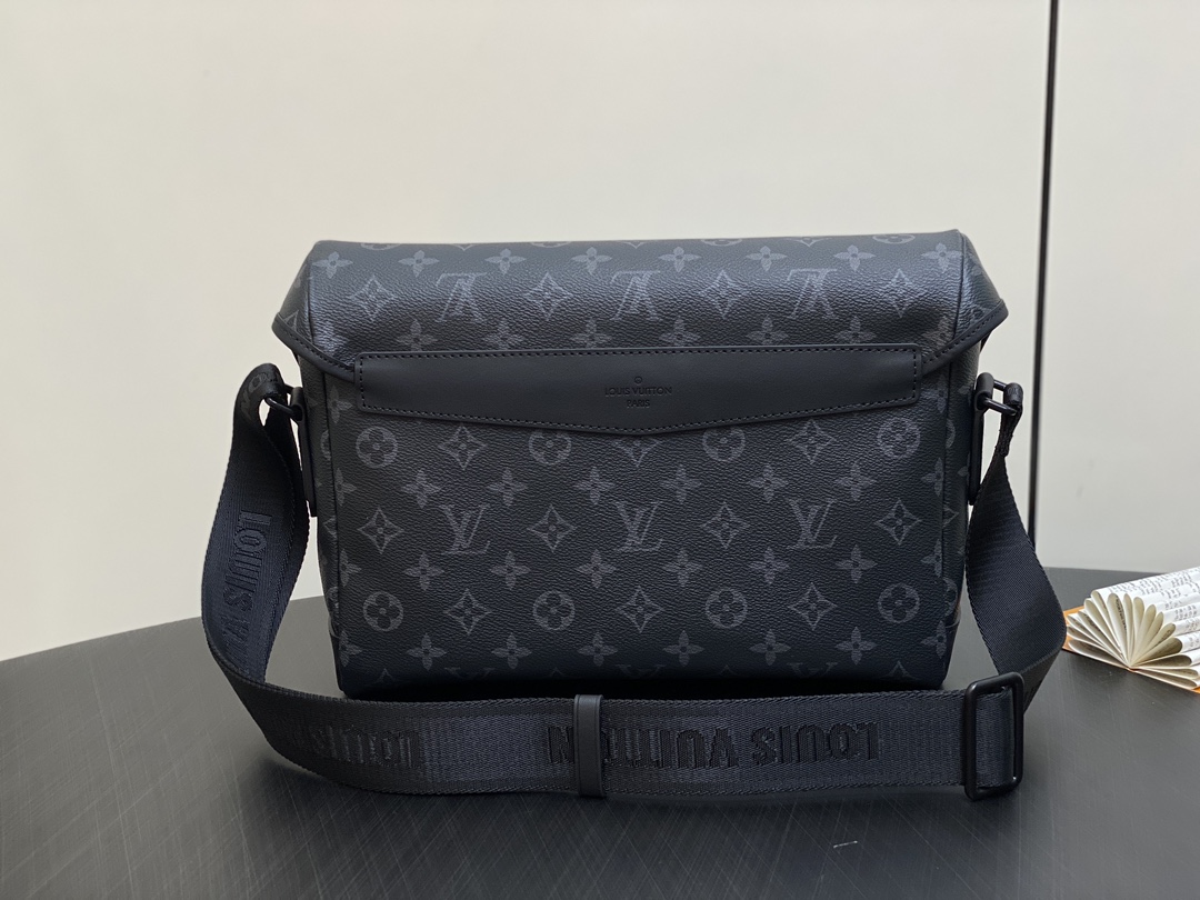 Louis Vuitton Voyager Messenger Bag(22.5 x 11 x 33CM)