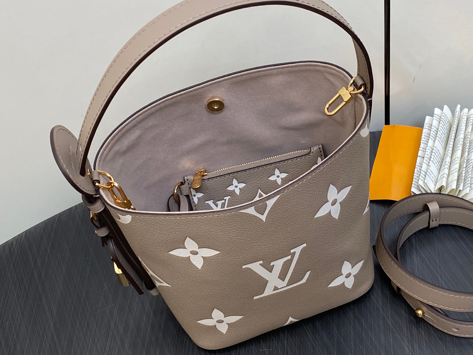 Louis Vuitton All In Bucket(18 x 12 x 16CM)