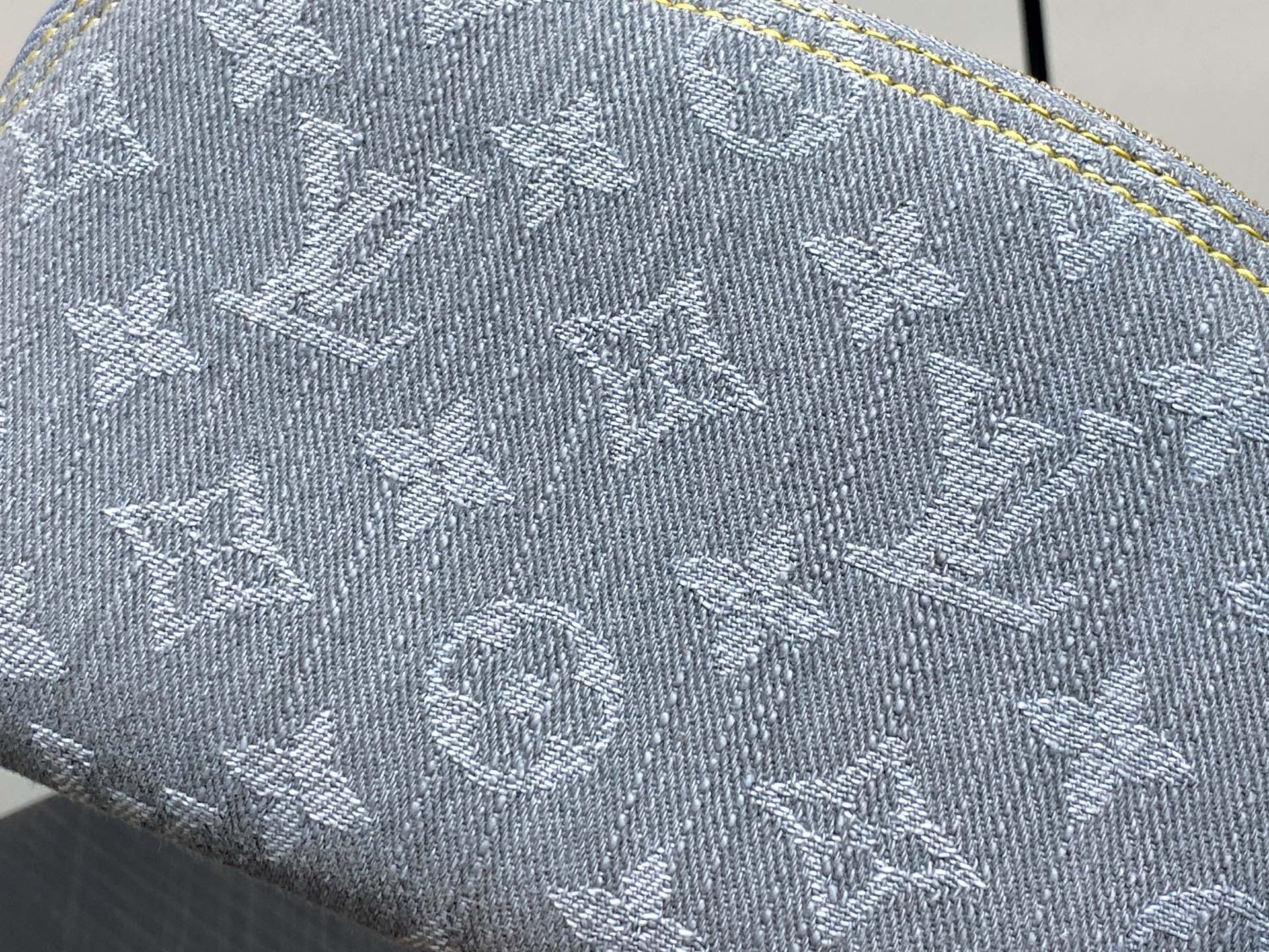 Louis Vuitton Pochette Cosmétique(19 x 12 x 6CM)