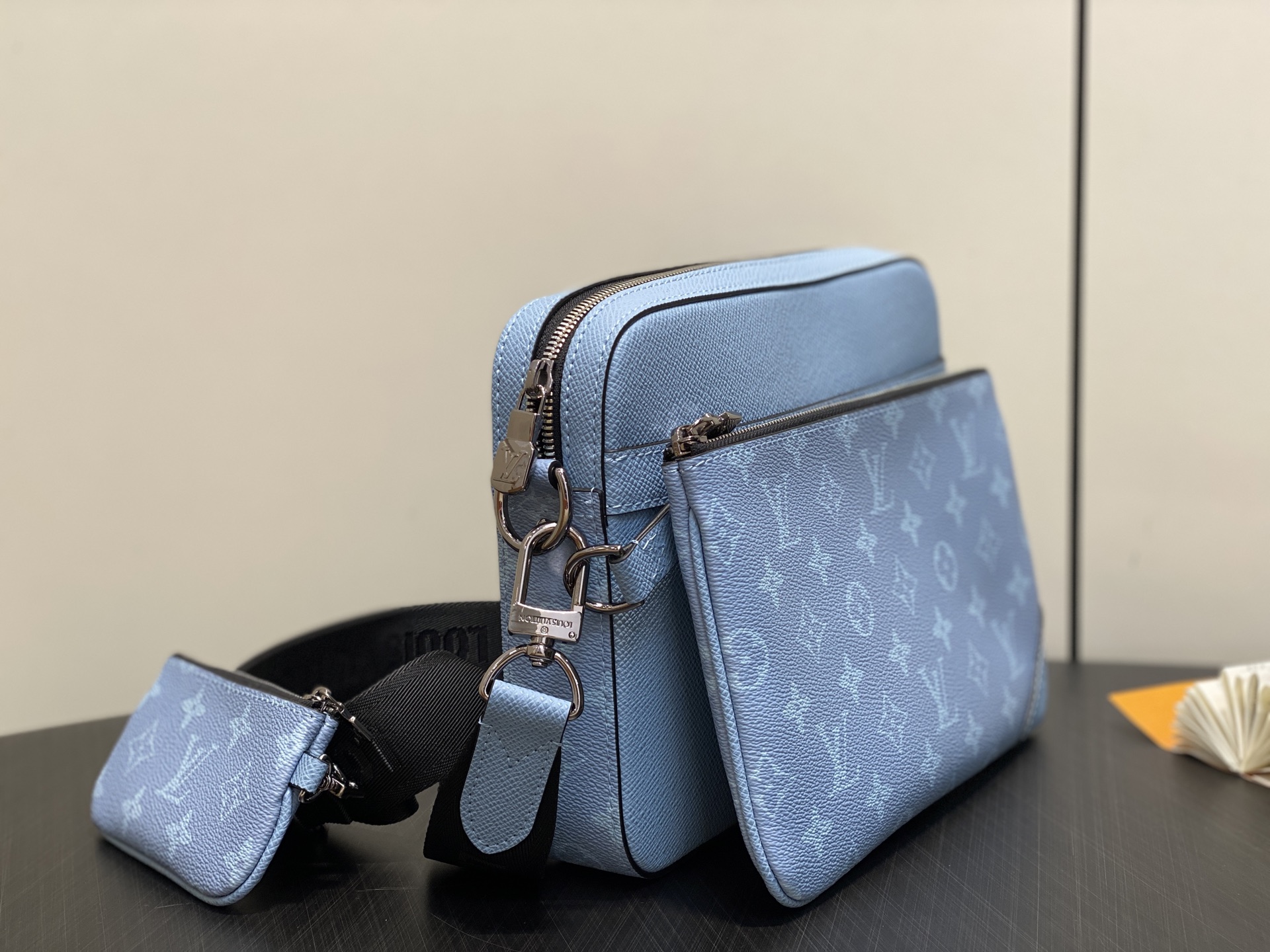 Louis Vuitton Trio Messenger Bag(18.5 x 7 x 25CM)