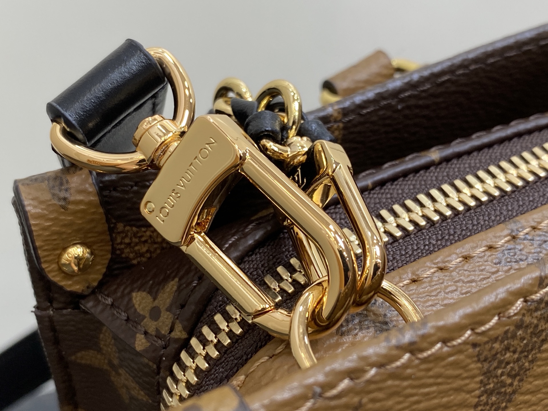 Louis Vuitton OnTheGo East West(13 x 10 x 25)