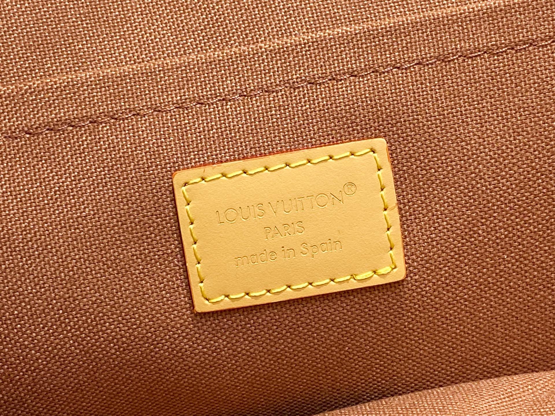 Louis Vuitton Soho Backpack( 24 x 32 x 9CM)