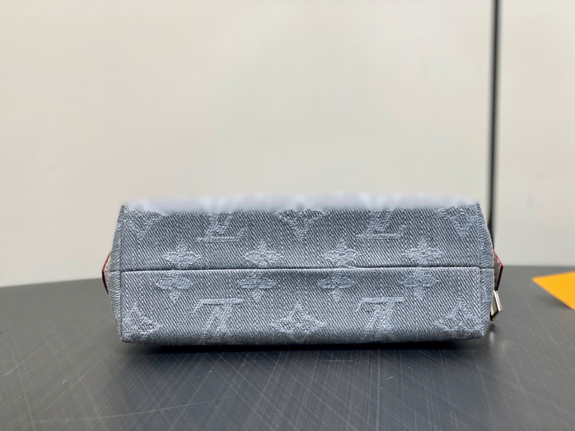 Louis Vuitton Pochette Cosmétique(19 x 12 x 6CM)
