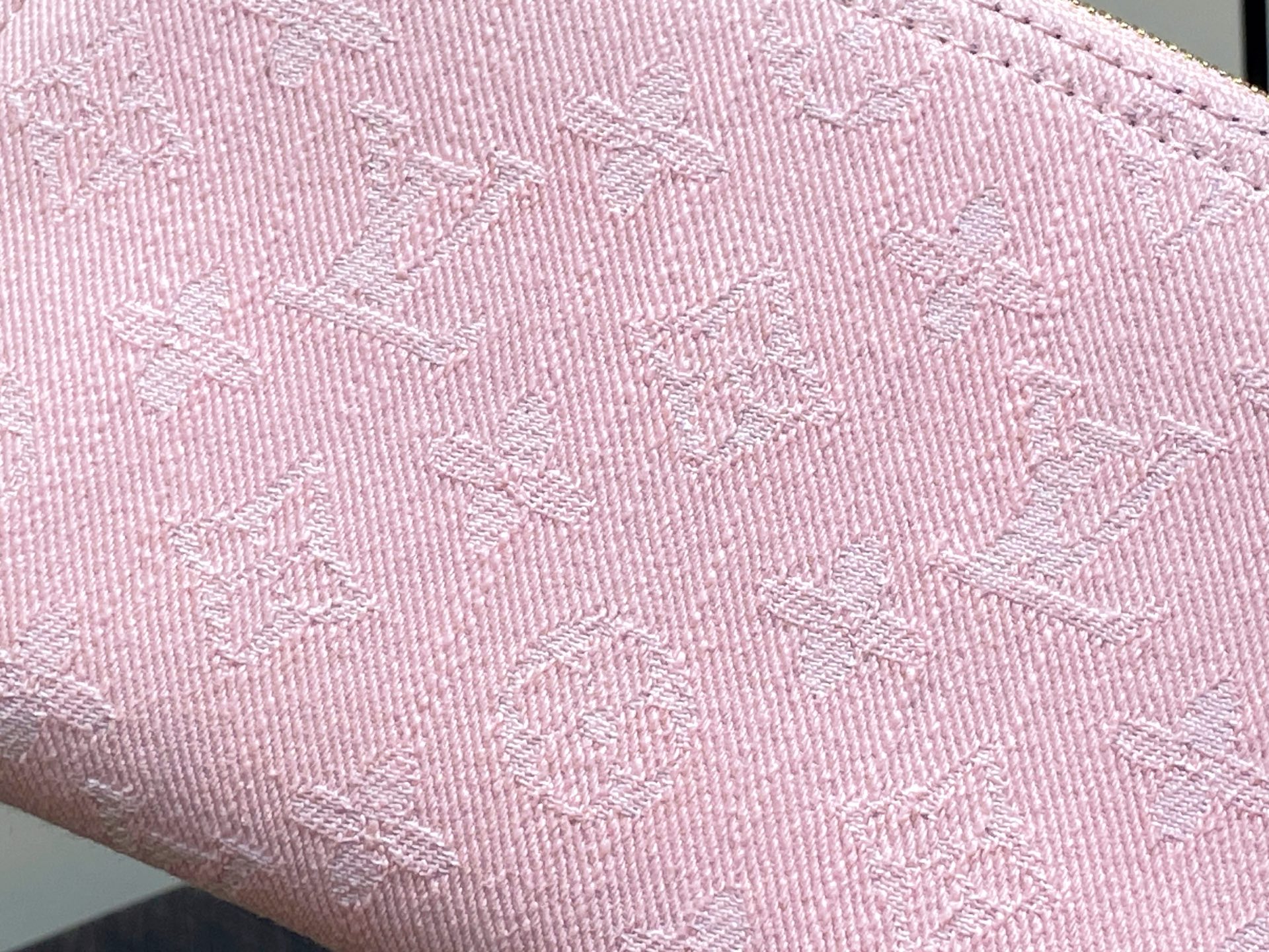 Louis Vuitton Pochette Cosmétique(19 x 12 x 6CM)