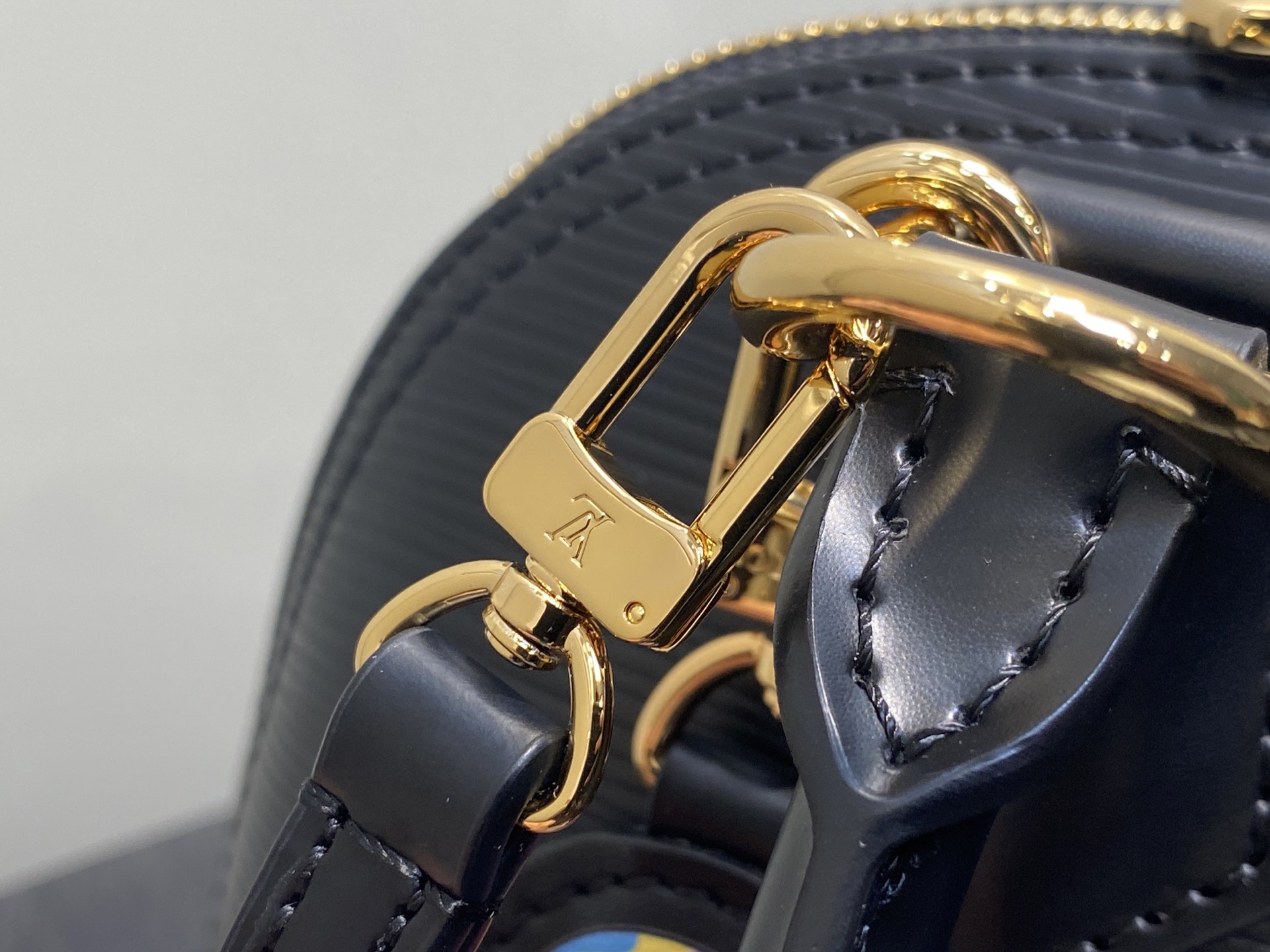 LV Alma BB(23.5 x 17.5 x 11.5CM)