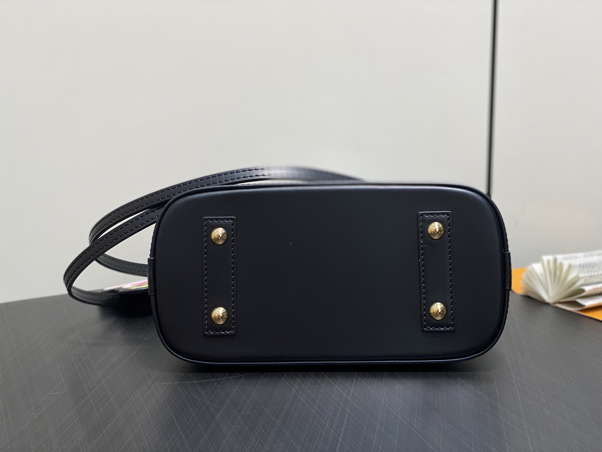 LV Alma BB(23.5 x 17.5 x 11.5CM)