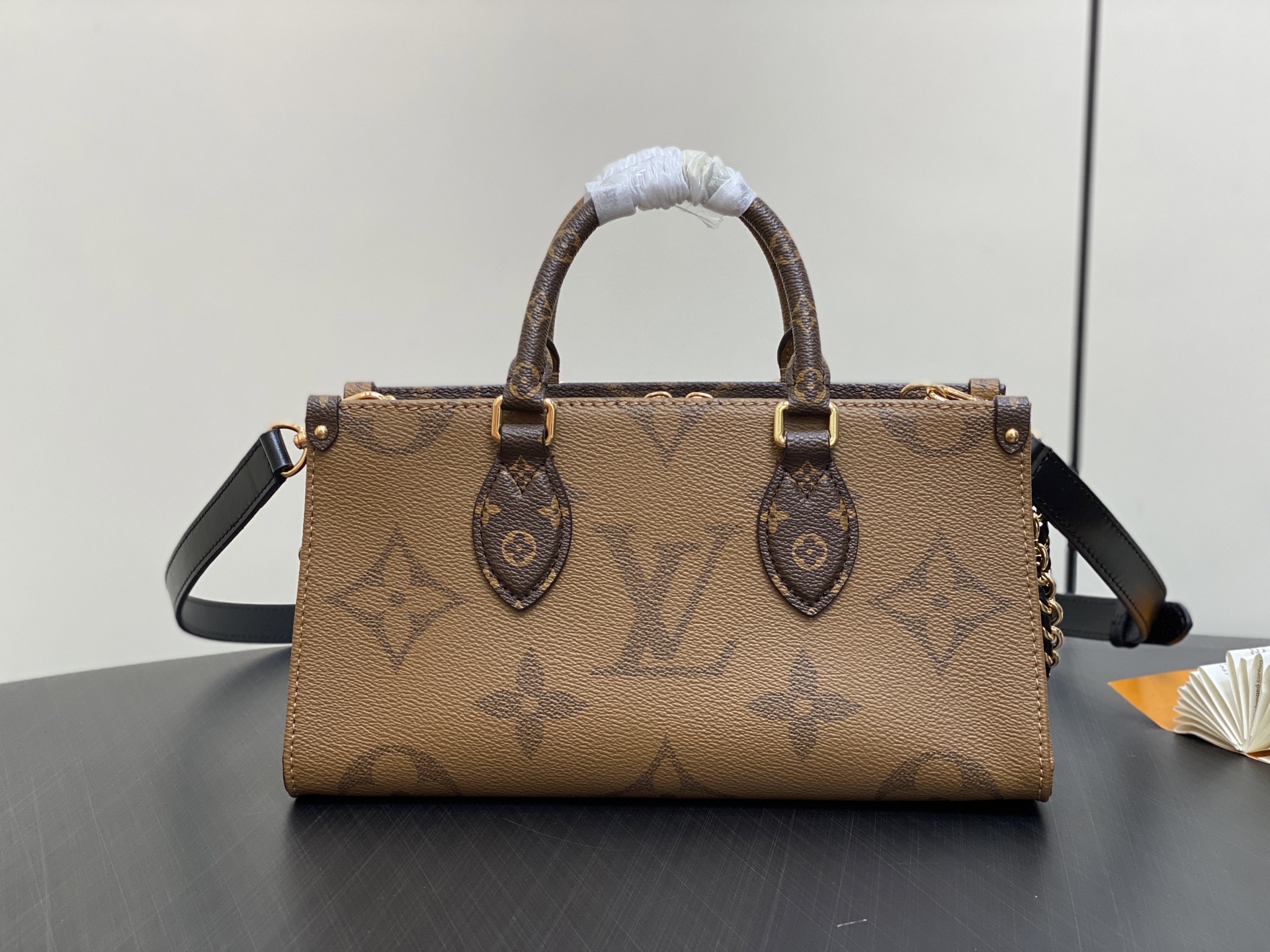 Louis Vuitton OnTheGo East West(13 x 10 x 25)
