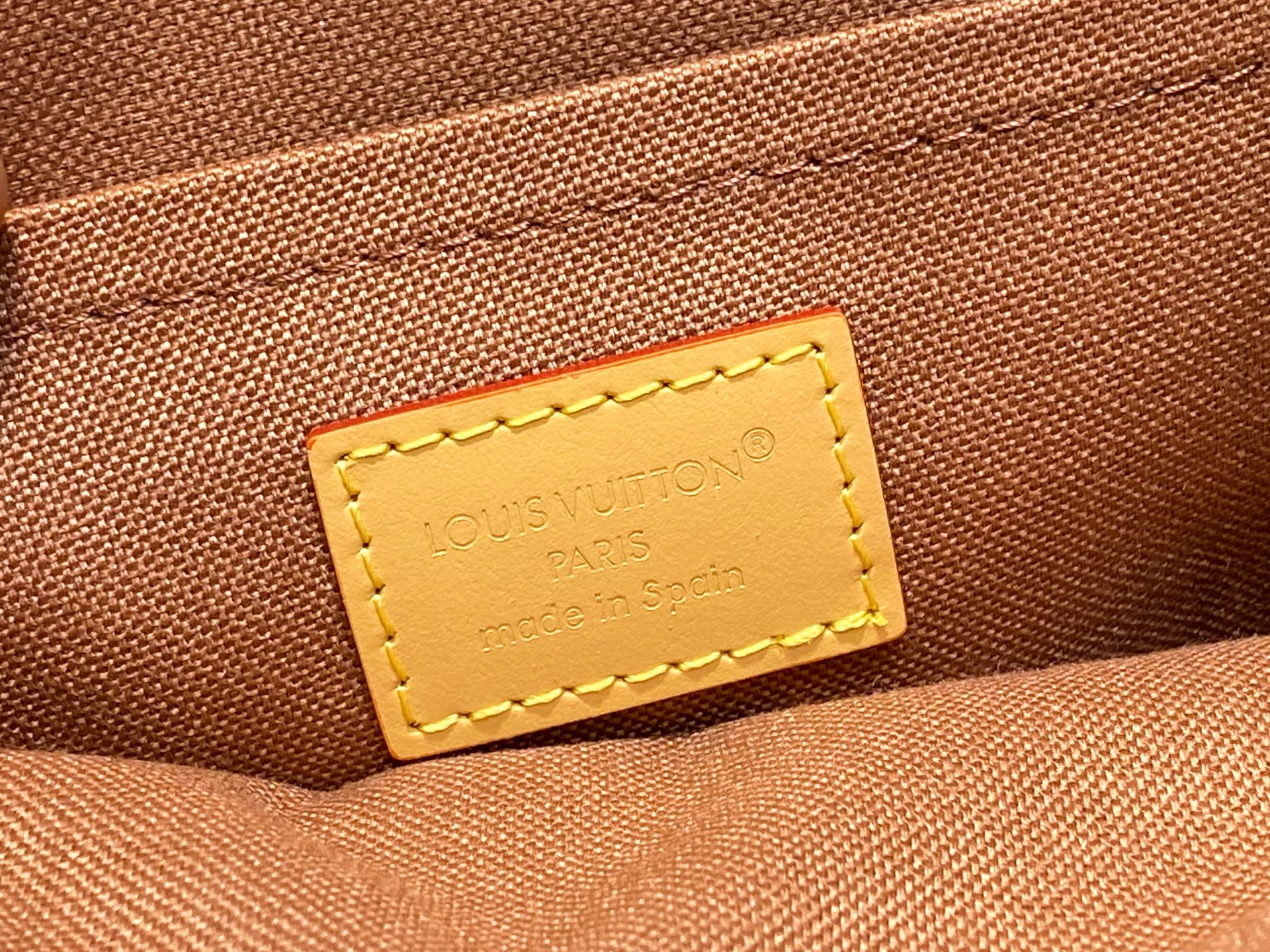 Louis Vuitton Soho Backpack(17 x 23 x 8CM)