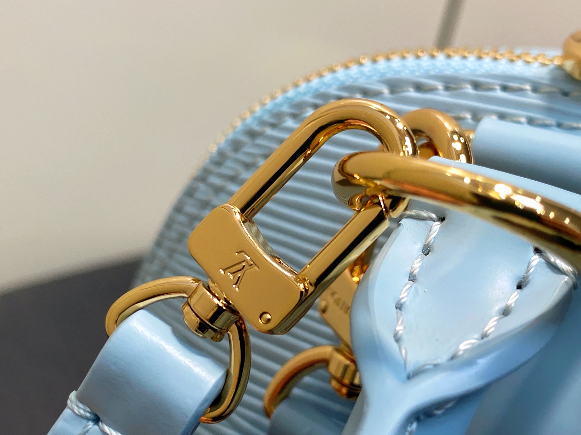 LV Alma BB(23.5 x 17.5 x 11.5CM)