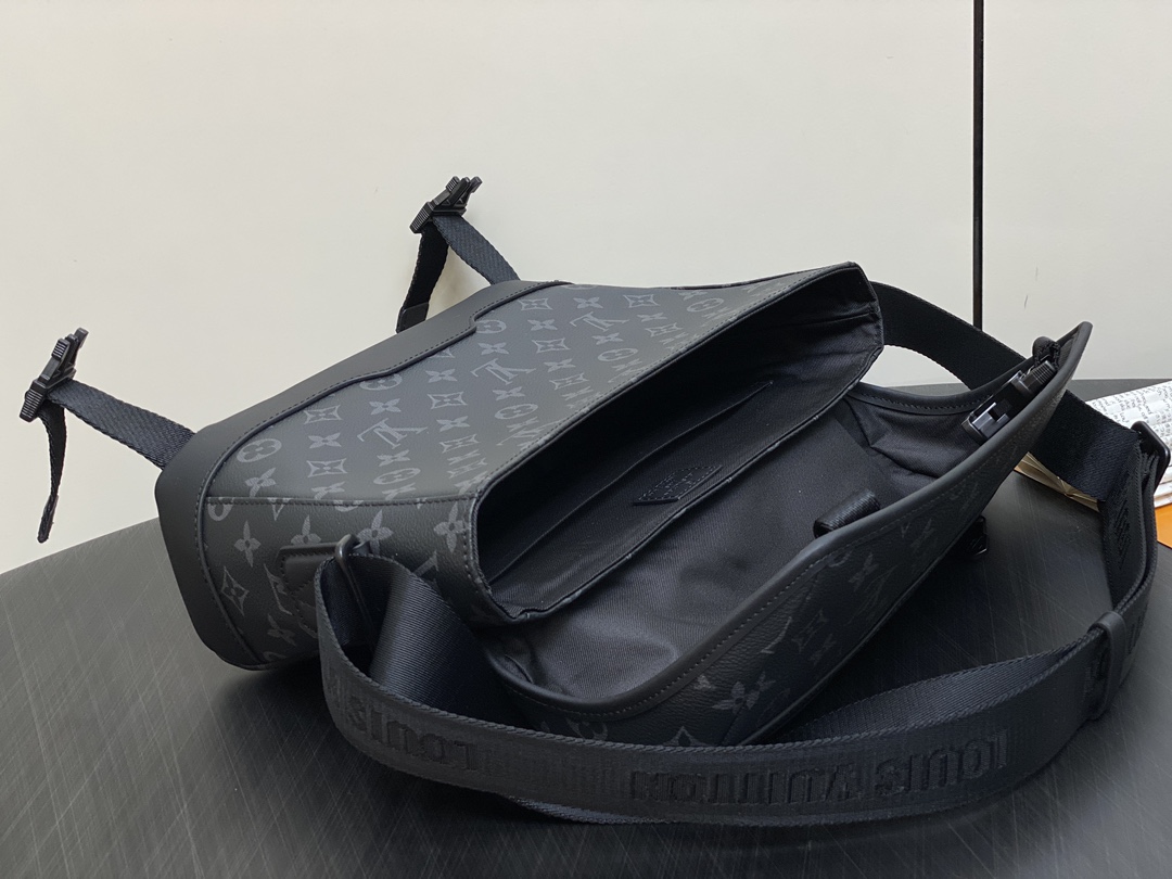 Louis Vuitton Voyager Messenger Bag(22.5 x 11 x 33CM)