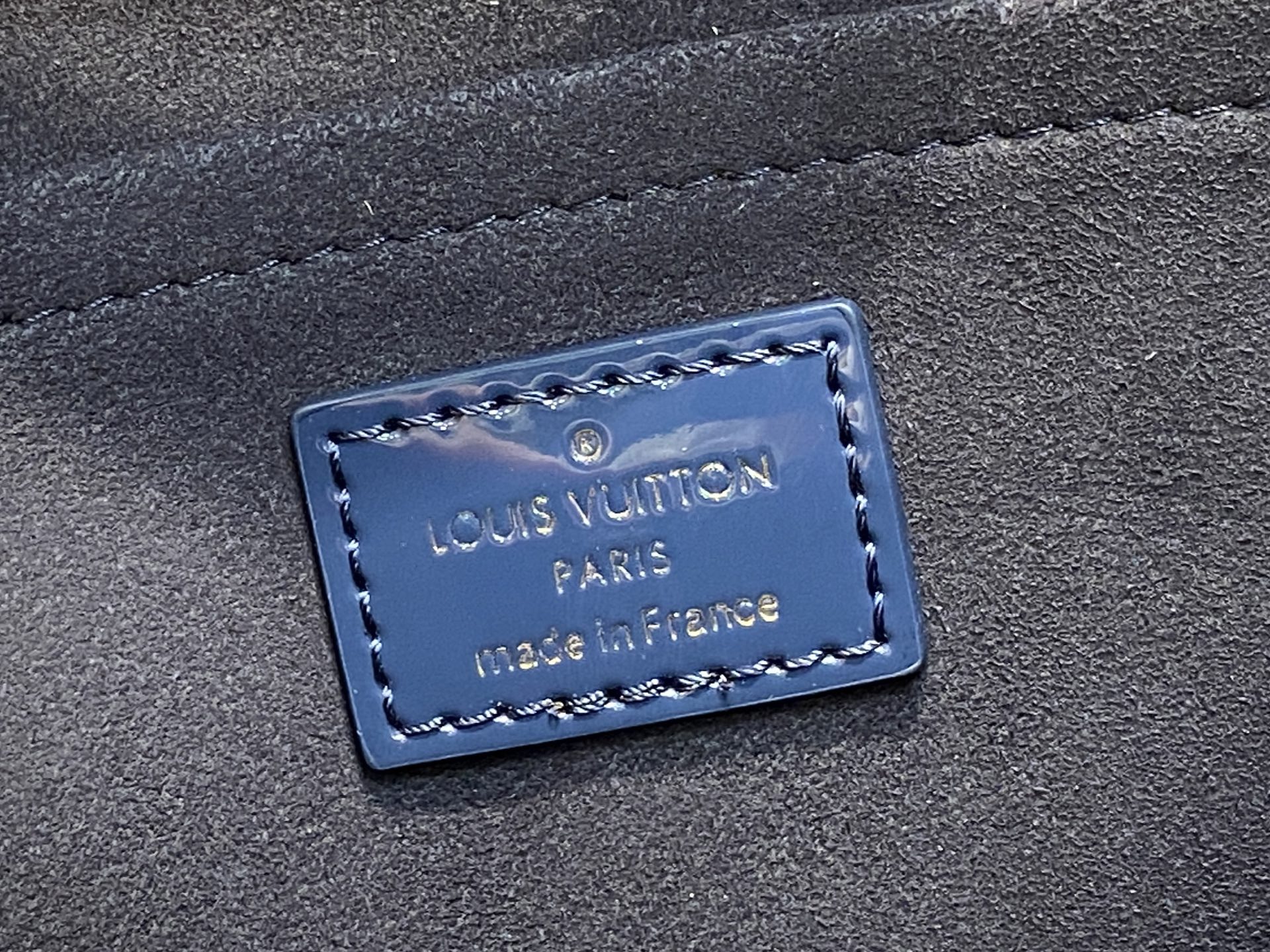 Louis Vuitton Pochette Louise (22 x 14 x5CM)