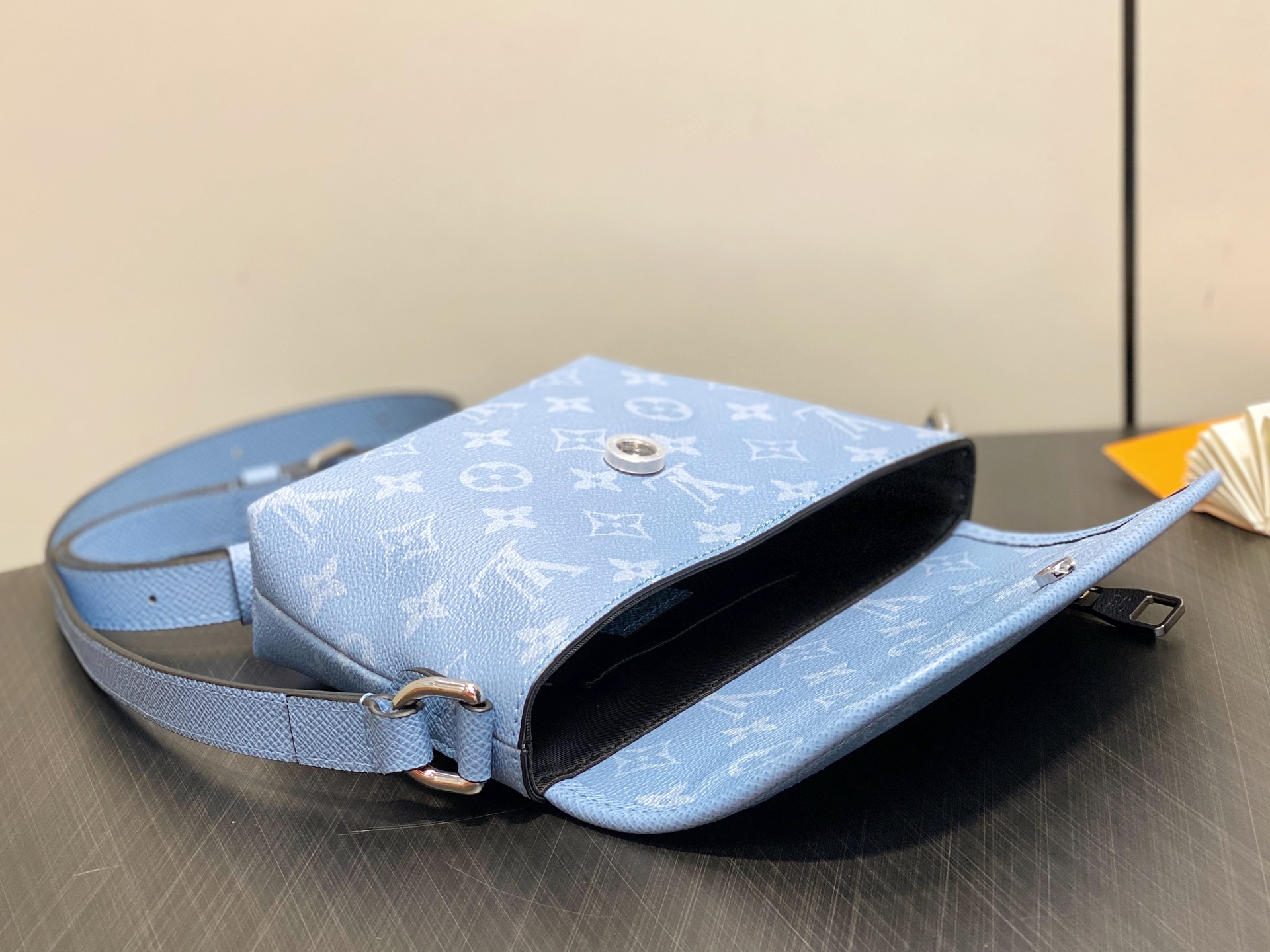 Louis Vuitton Pulse Messenger Bag(22.5 × 16 × 5 CM)