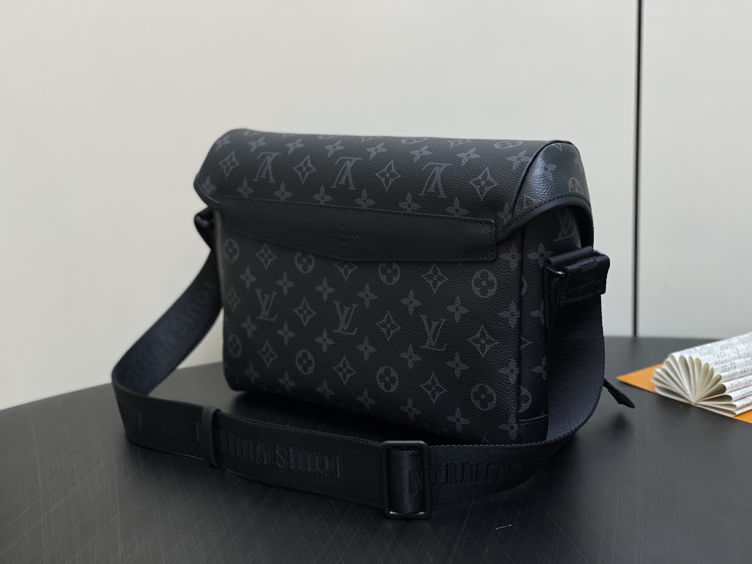 Louis Vuitton Voyager Messenger Bag(22.5 x 11 x 33CM)