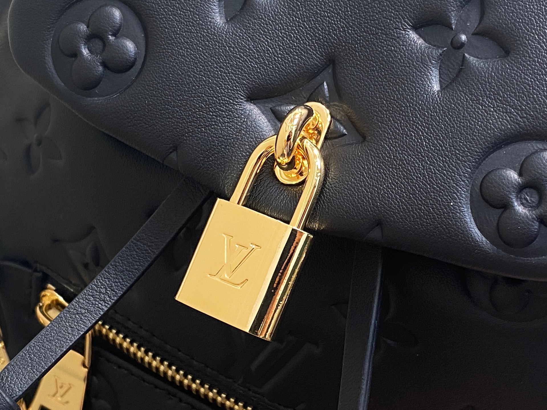 Louis Vuitton Coussin Backpack( 26 x 10 x 21CM)