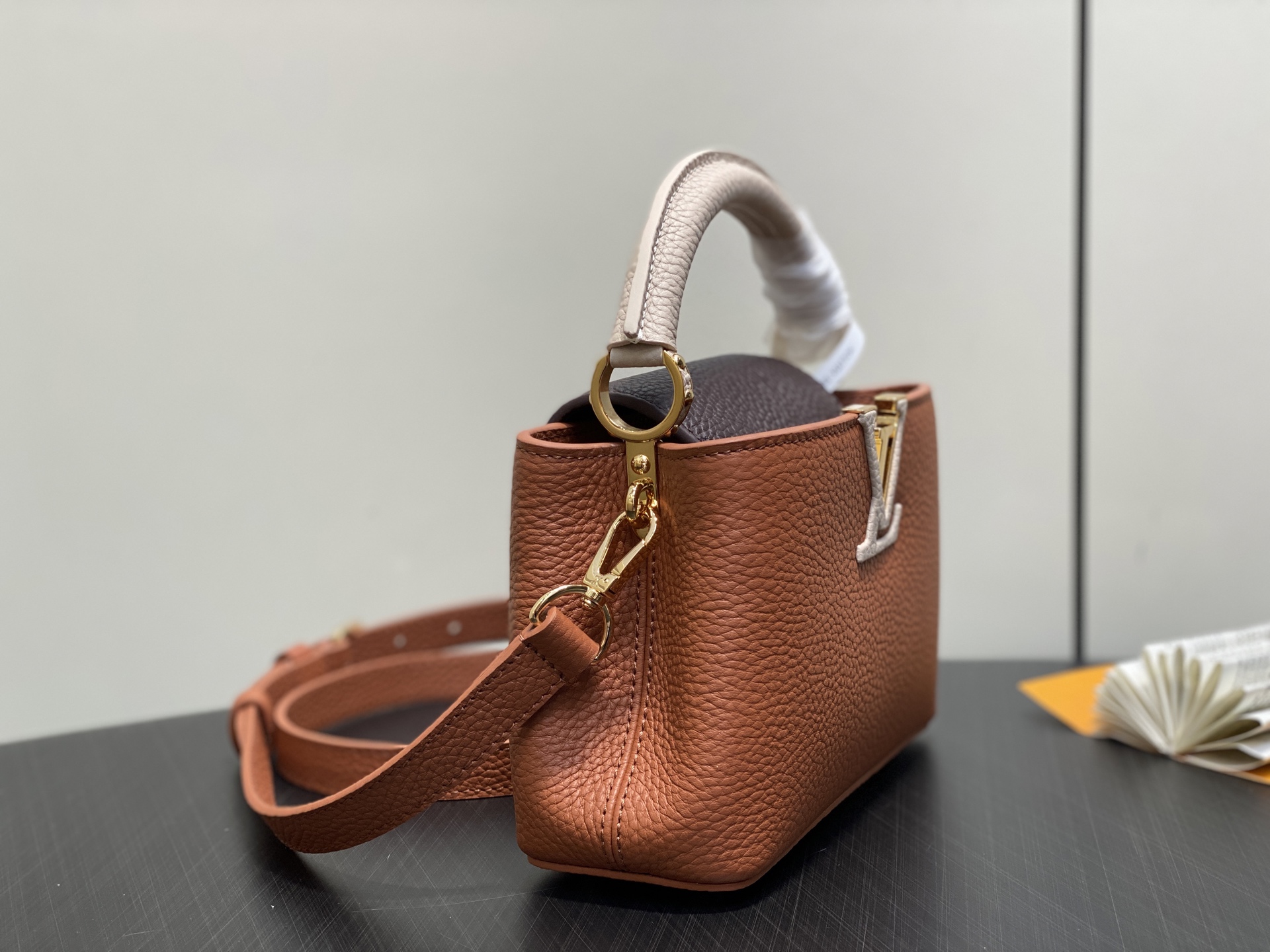 Louis Vuitton Capucines M12176(21×14×8CM)