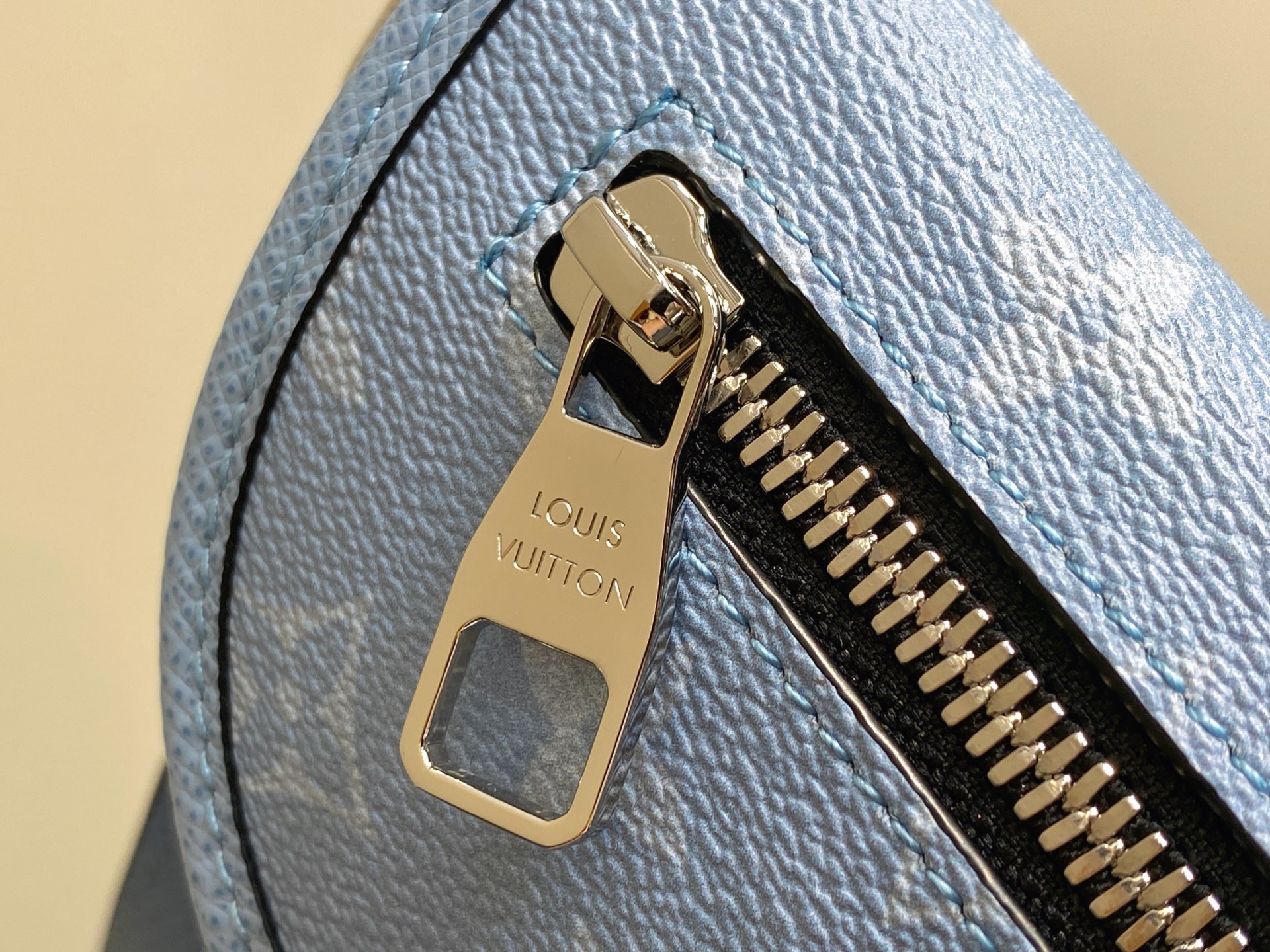 Louis Vuitton Pulse Messenger Bag(22.5 × 16 × 5 CM)