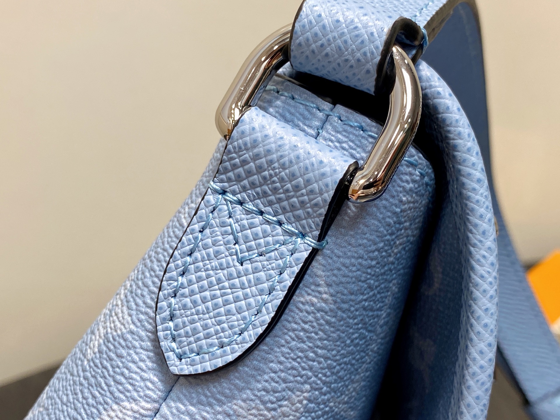 Louis Vuitton Pulse Messenger Bag(22.5 × 16 × 5 CM)