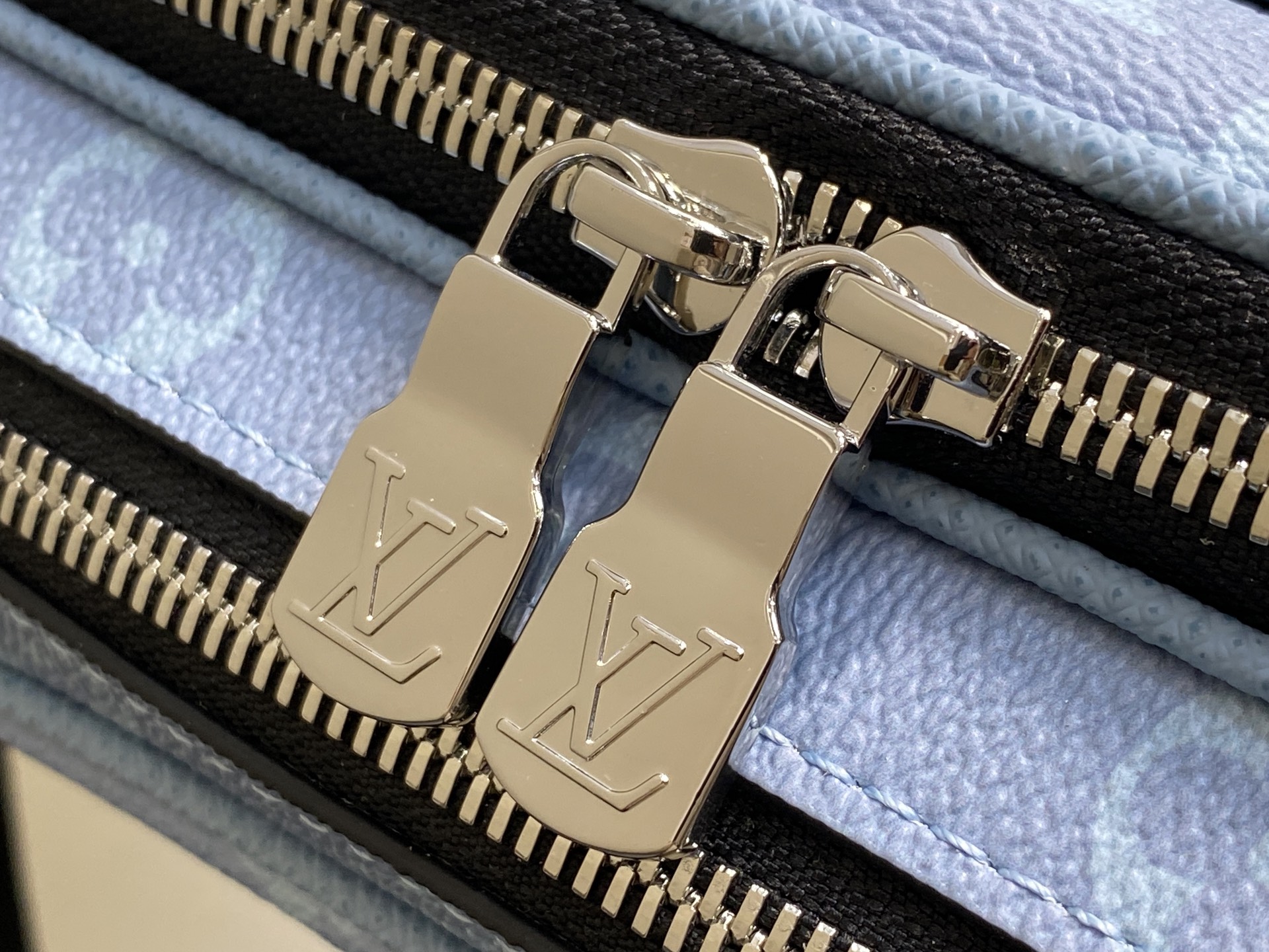 Louis Vuitton Alpha Messenger Bag (16 x 8 x 24CM)