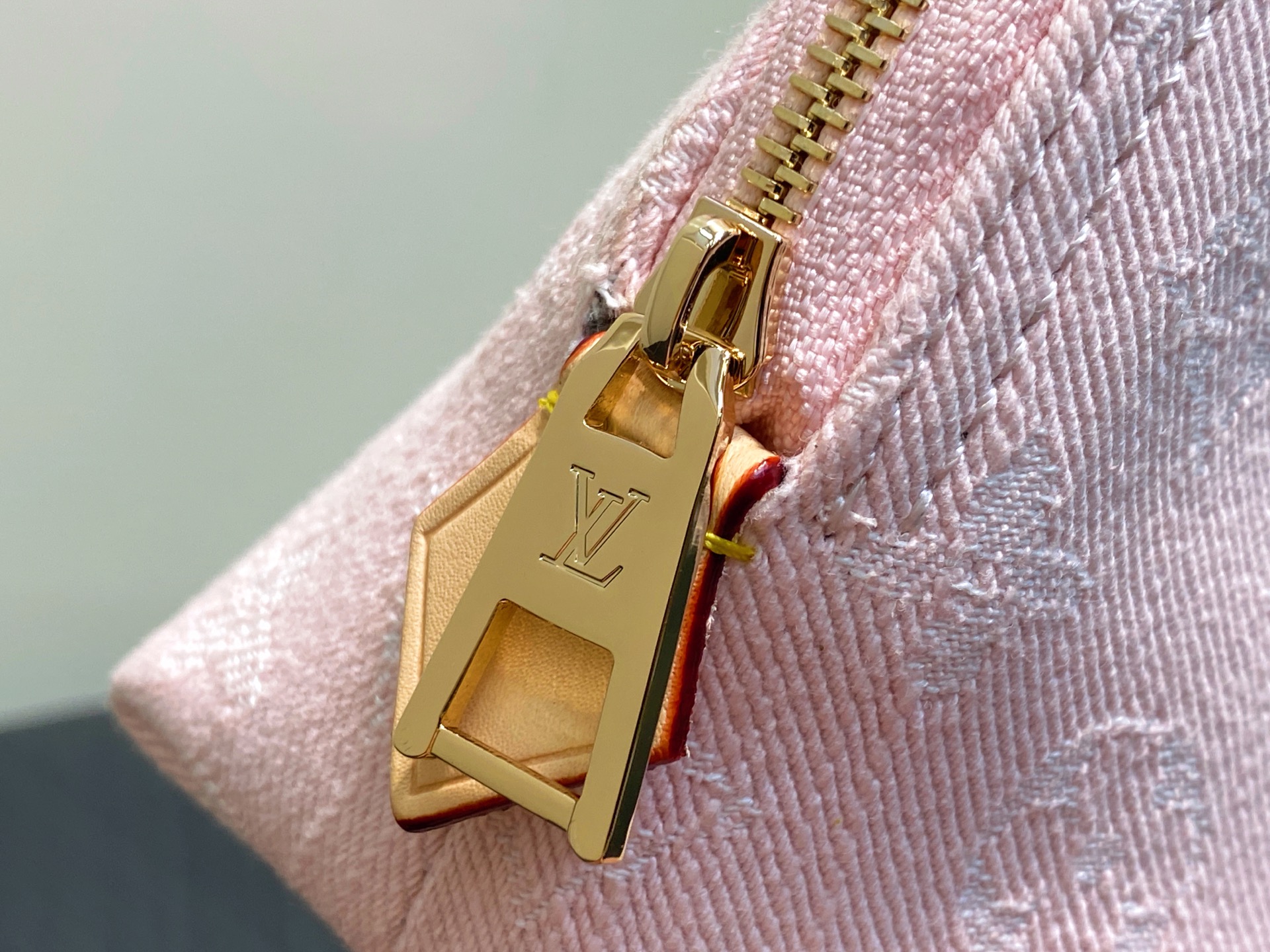 Louis Vuitton Pochette Cosmétique(19 x 12 x 6CM)