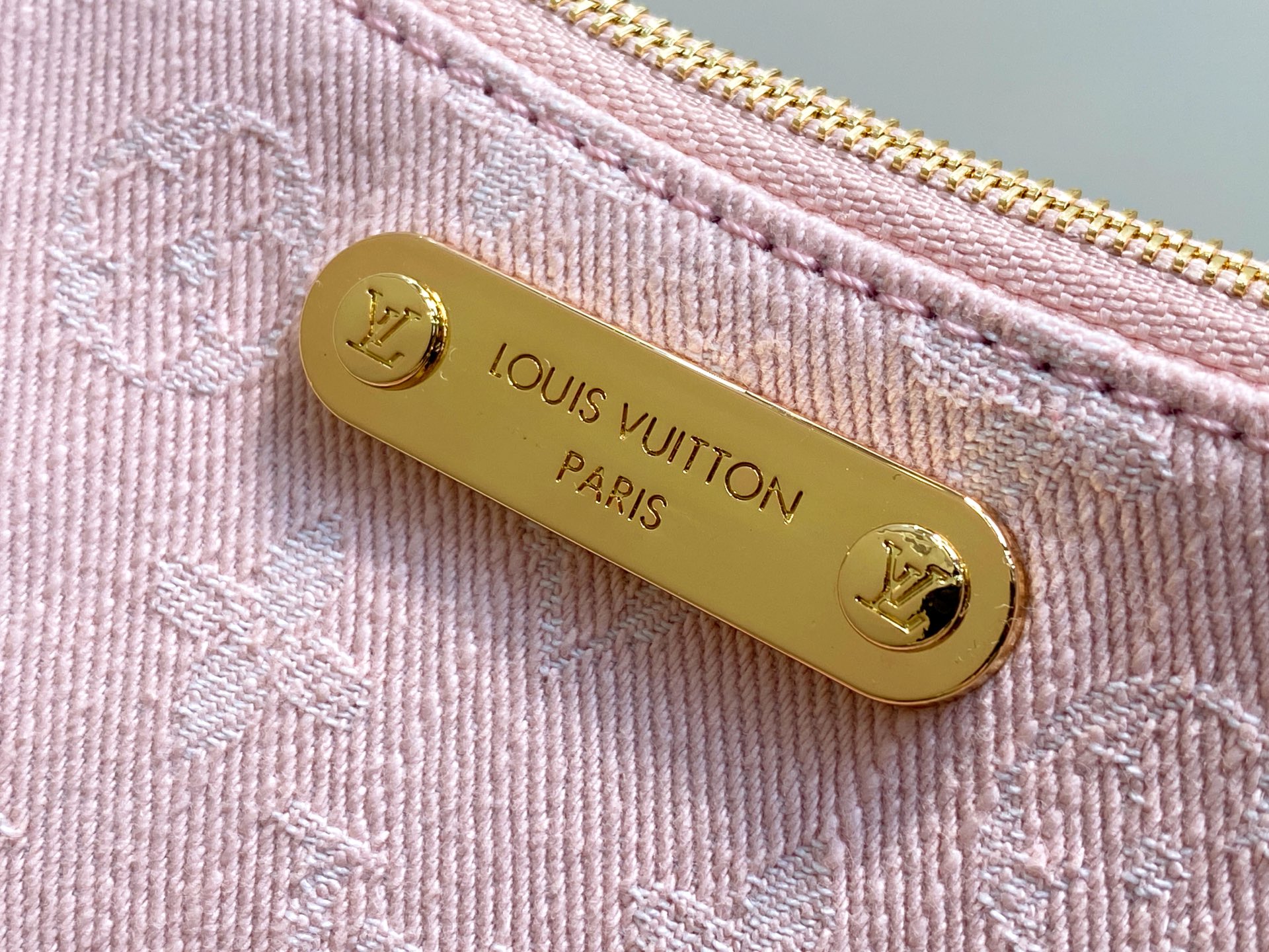 Louis Vuitton Liv Pochette Bag(13.5 x 6.5 x 24.5CM)