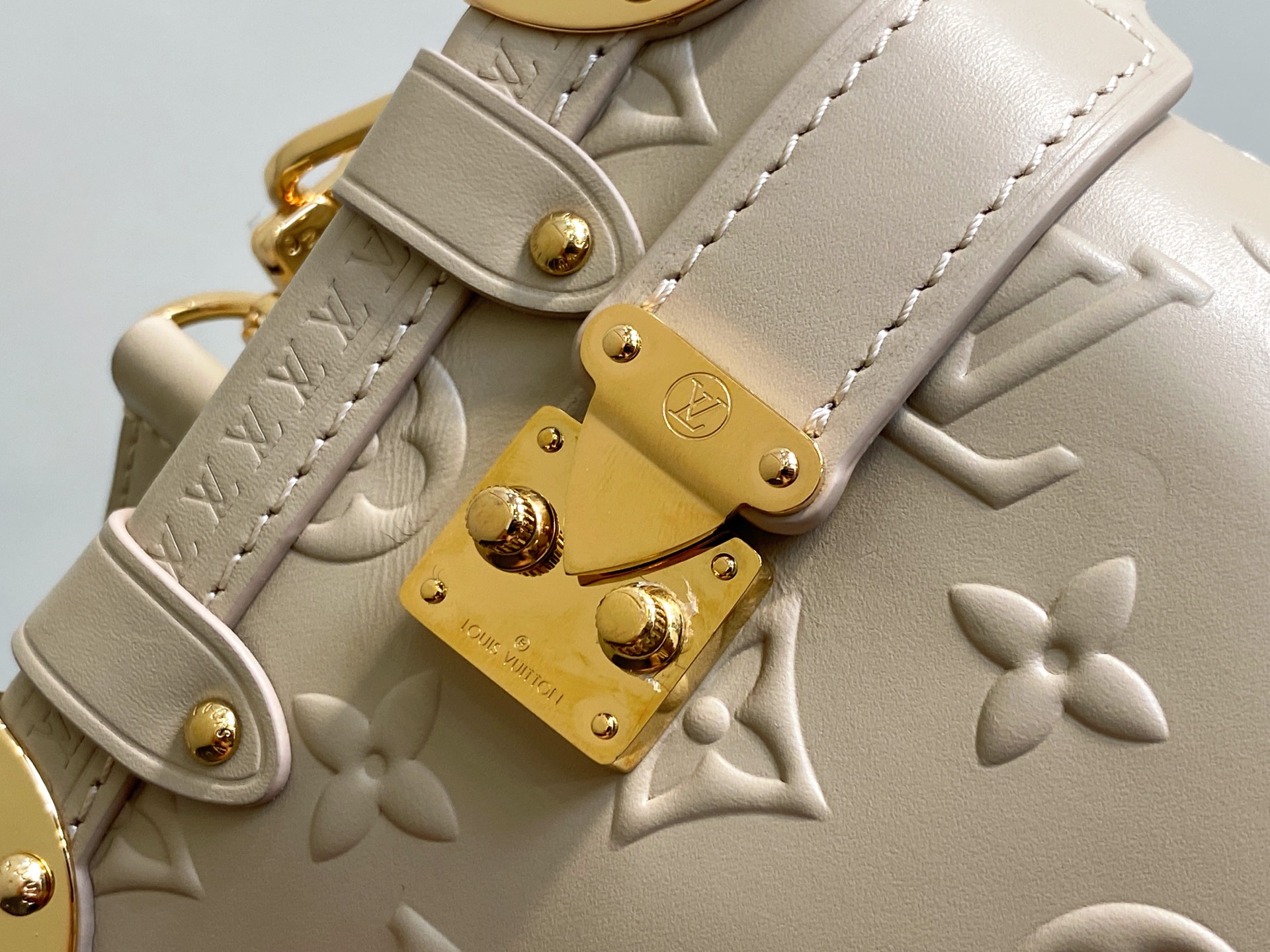 Louis Vuitton Side Trunk Bag (18.0 x 12.5 x 8 CM)