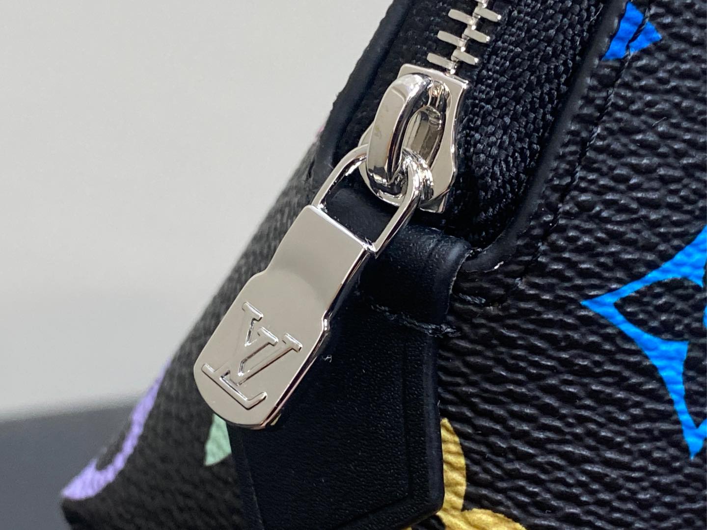 Louis Vuitton Pochette Cosmétique(19 x 12 x 6CM)