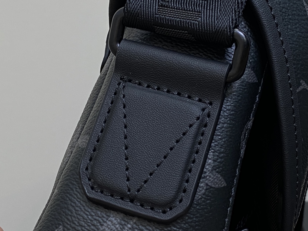 Louis Vuitton Voyager Messenger Bag(22.5 x 11 x 33CM)