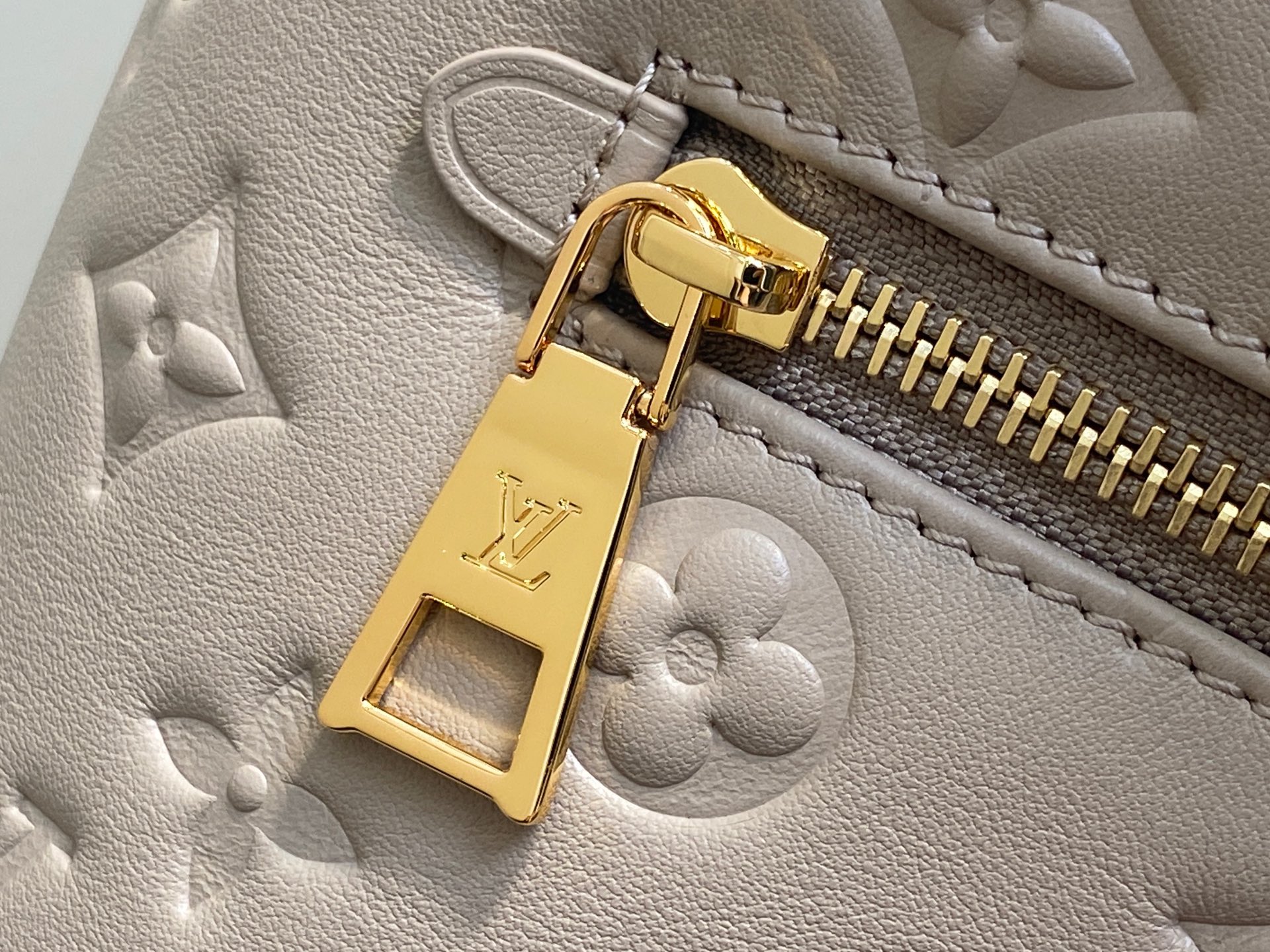 Louis Vuitton Coussin Backpack( 26 x 10 x 21CM)