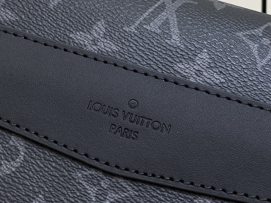 Louis Vuitton Voyager Messenger Bag(22.5 x 11 x 33CM)