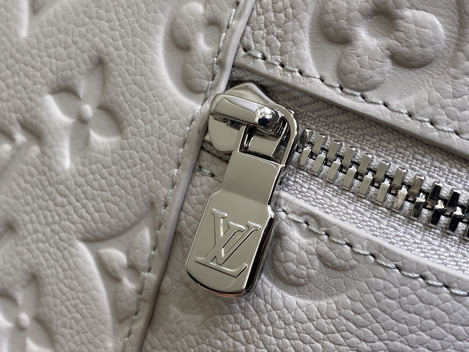 Louis Vuitton Vanity Chain Pouch(11.5 x 6.5 x 19CM)
