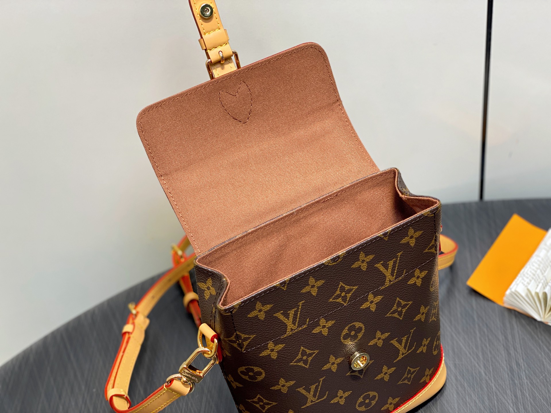 Louis Vuitton Soho Backpack(17 x 23 x 8CM)