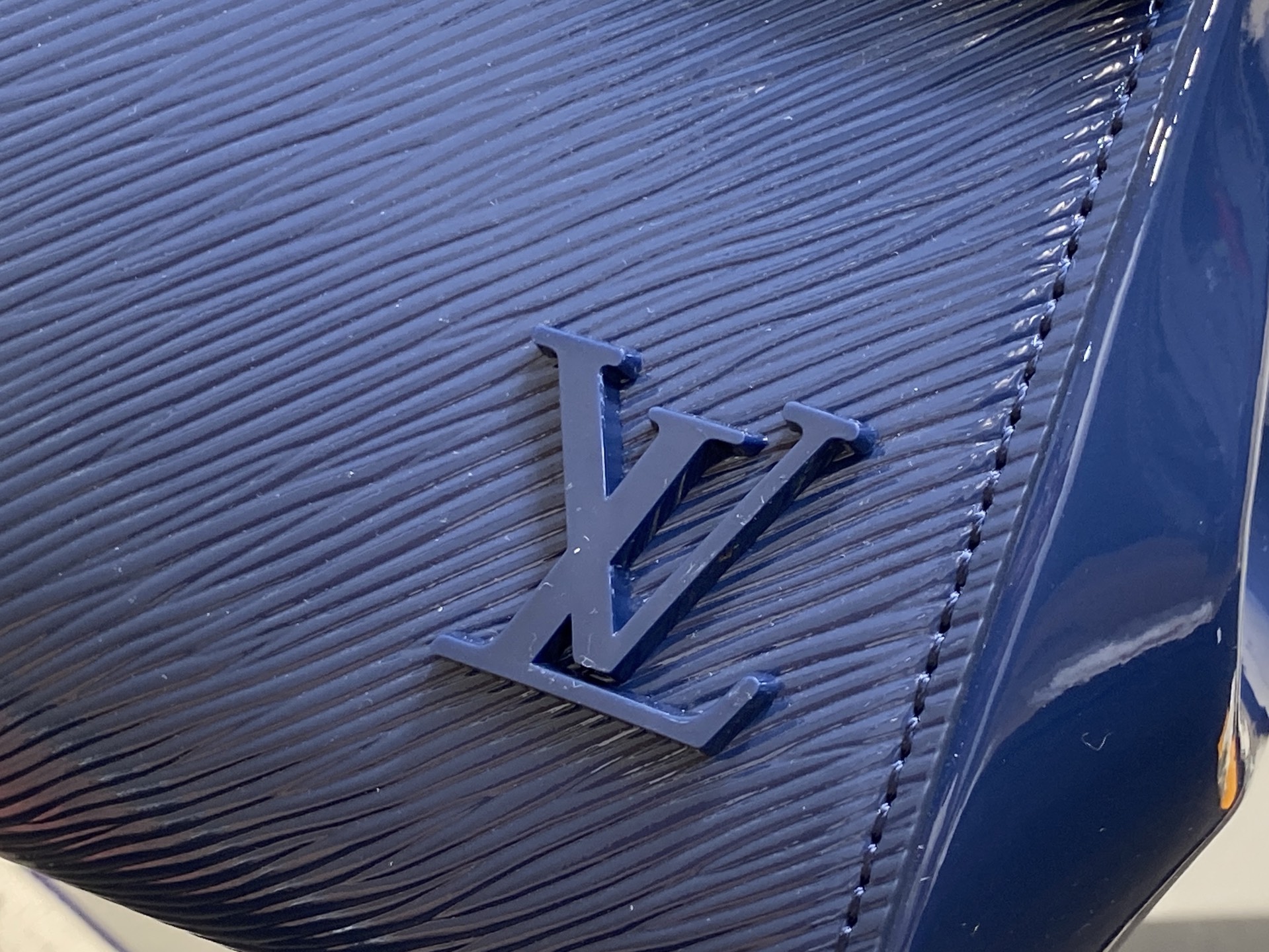 Louis Vuitton Cluny Bag (28 x 20 x 10CM)