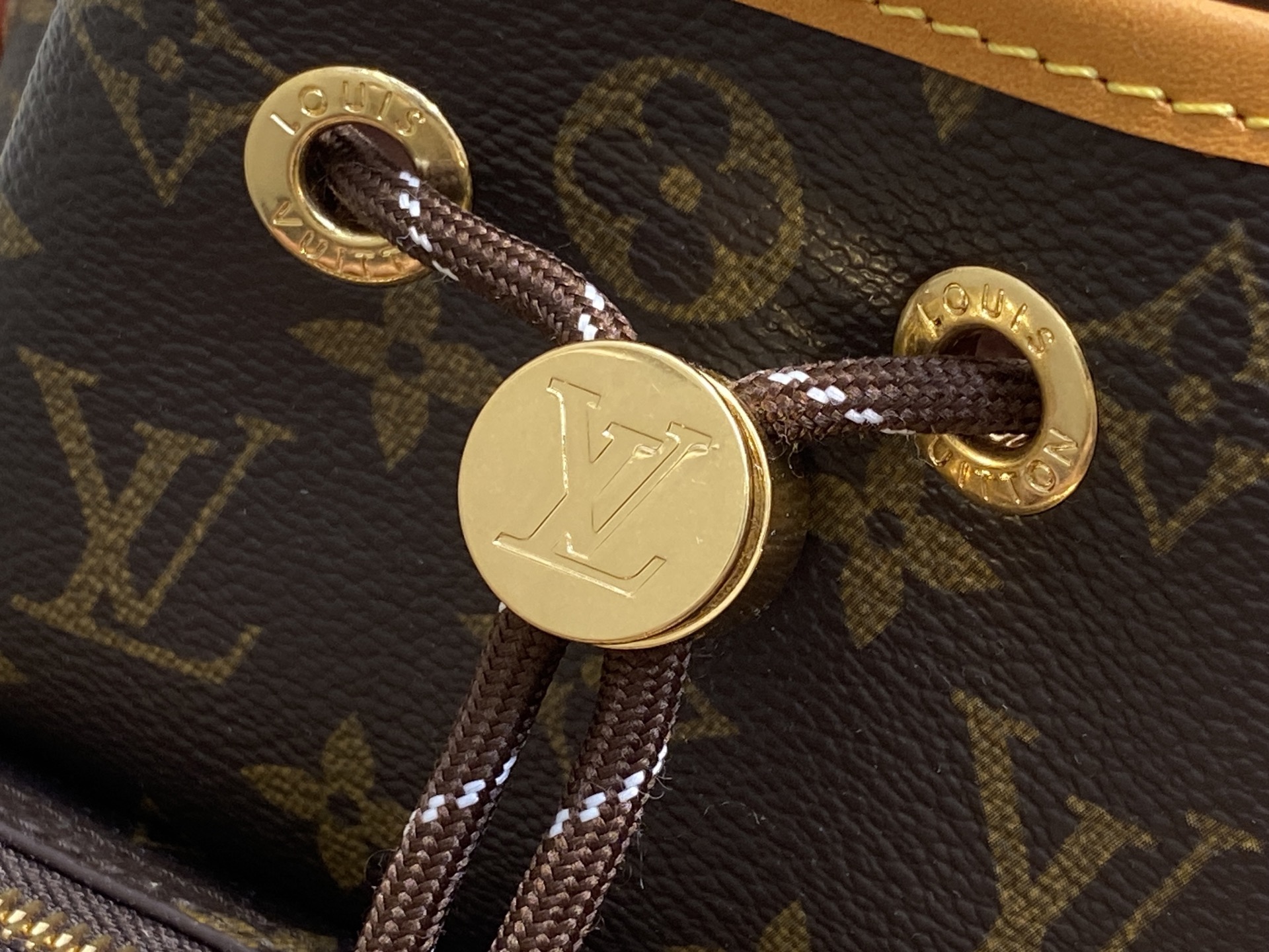 Louis Vuitton Noé Cargo Bucket(24 x 16 x 22 CM)