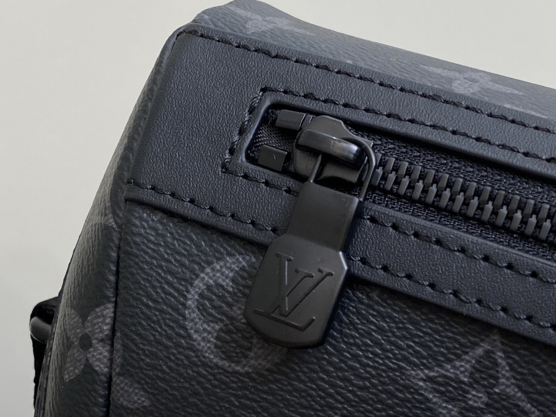 Louis Vuitton Voyager Messenger Bag(22.5 x 11 x 33CM)