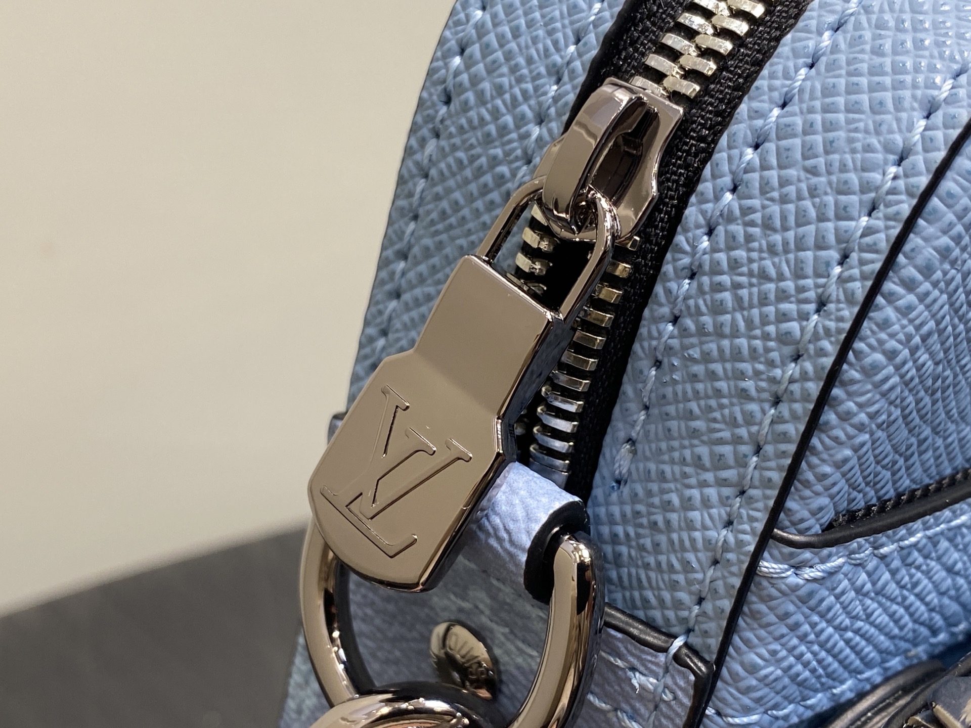 Louis Vuitton Trio Messenger Bag(18.5 x 7 x 25CM)