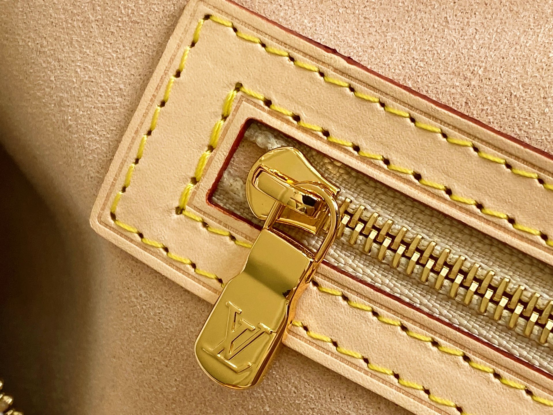 Louis Vuitton Keepall Bandoulière 45 (27 x 20 x 45CM)