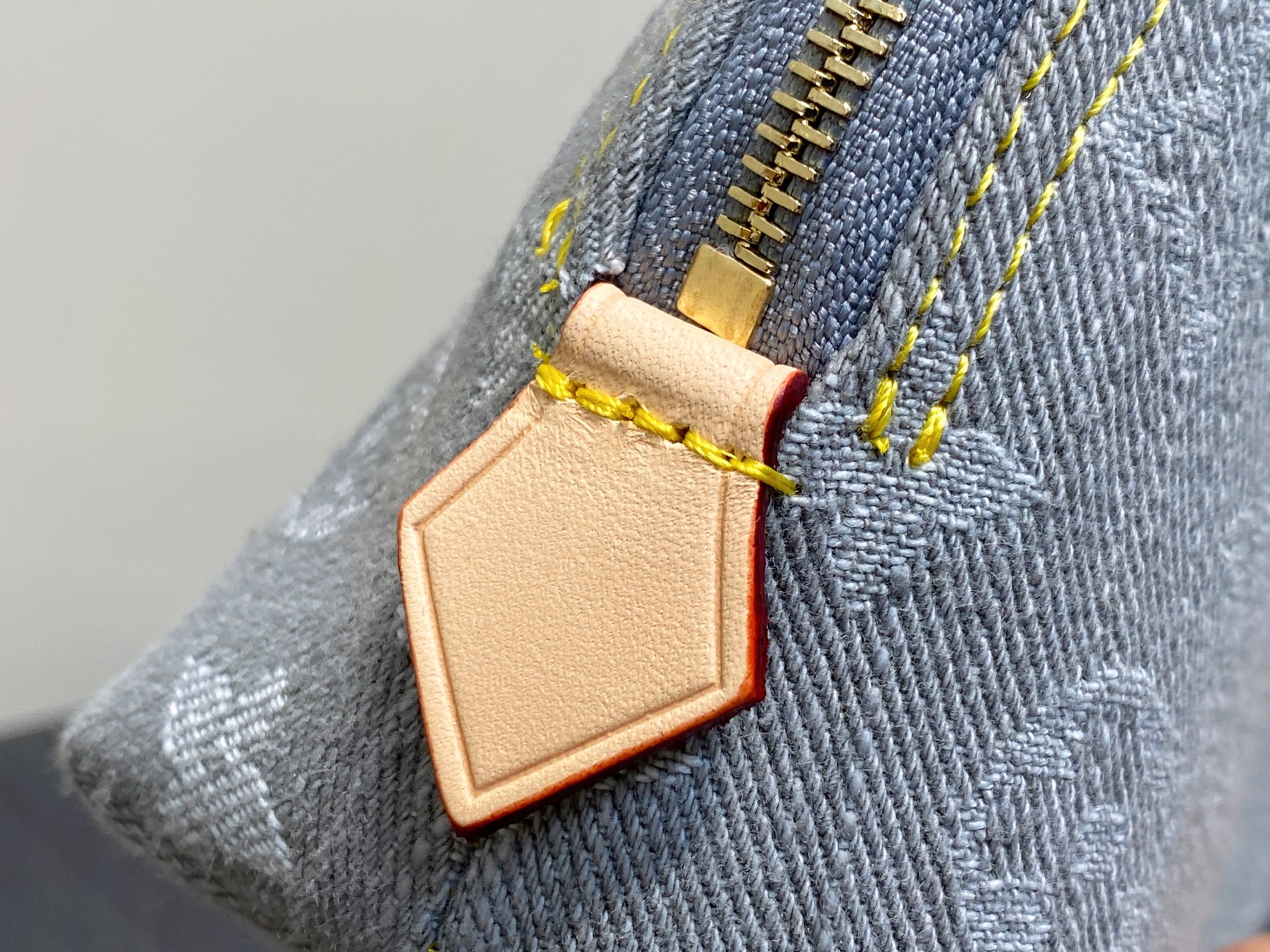 Louis Vuitton Pochette Cosmétique(19 x 12 x 6CM)