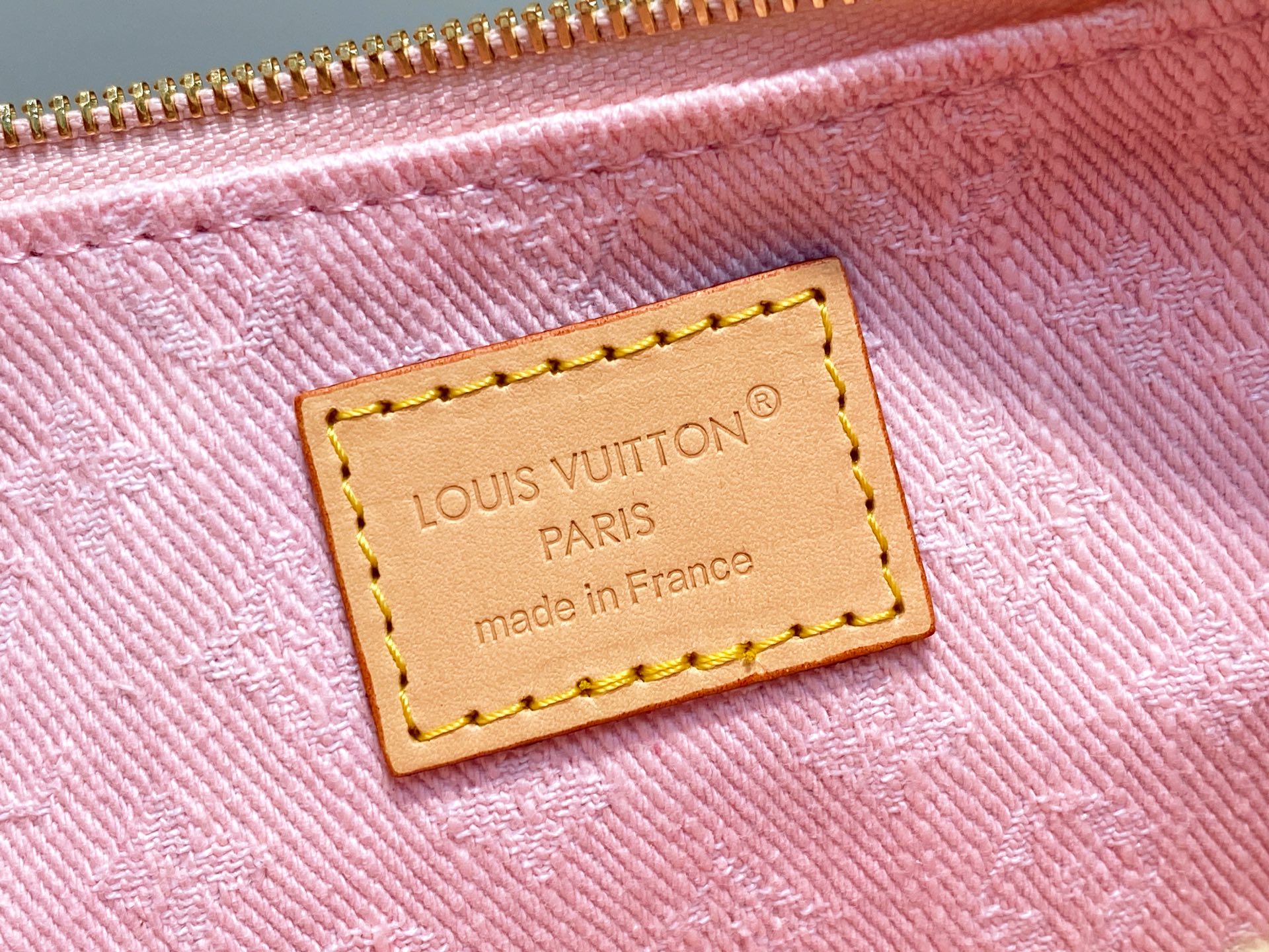 Louis Vuitton Liv Pochette Bag(13.5 x 6.5 x 24.5CM)