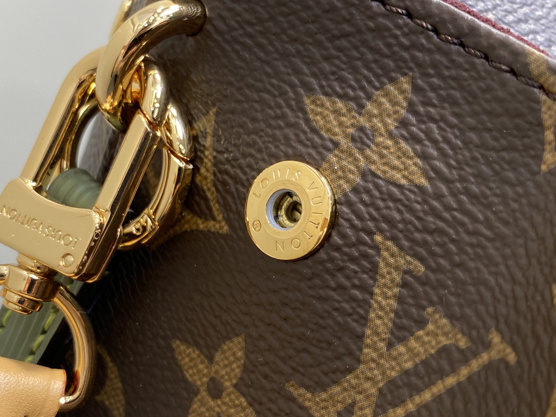 Louis Vuitton Hide Away Bag (36 x 26 x 18CM)