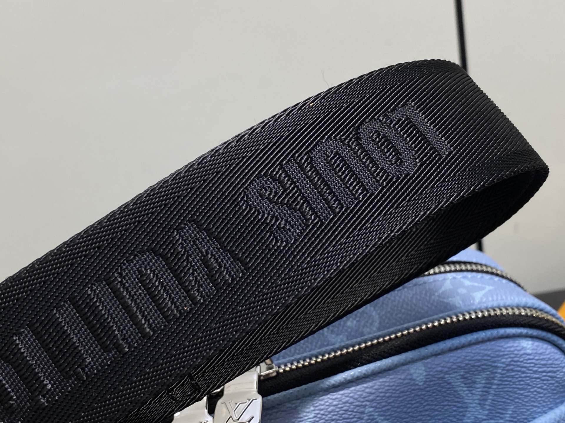 Louis Vuitton Alpha Messenger Bag (16 x 8 x 24CM)