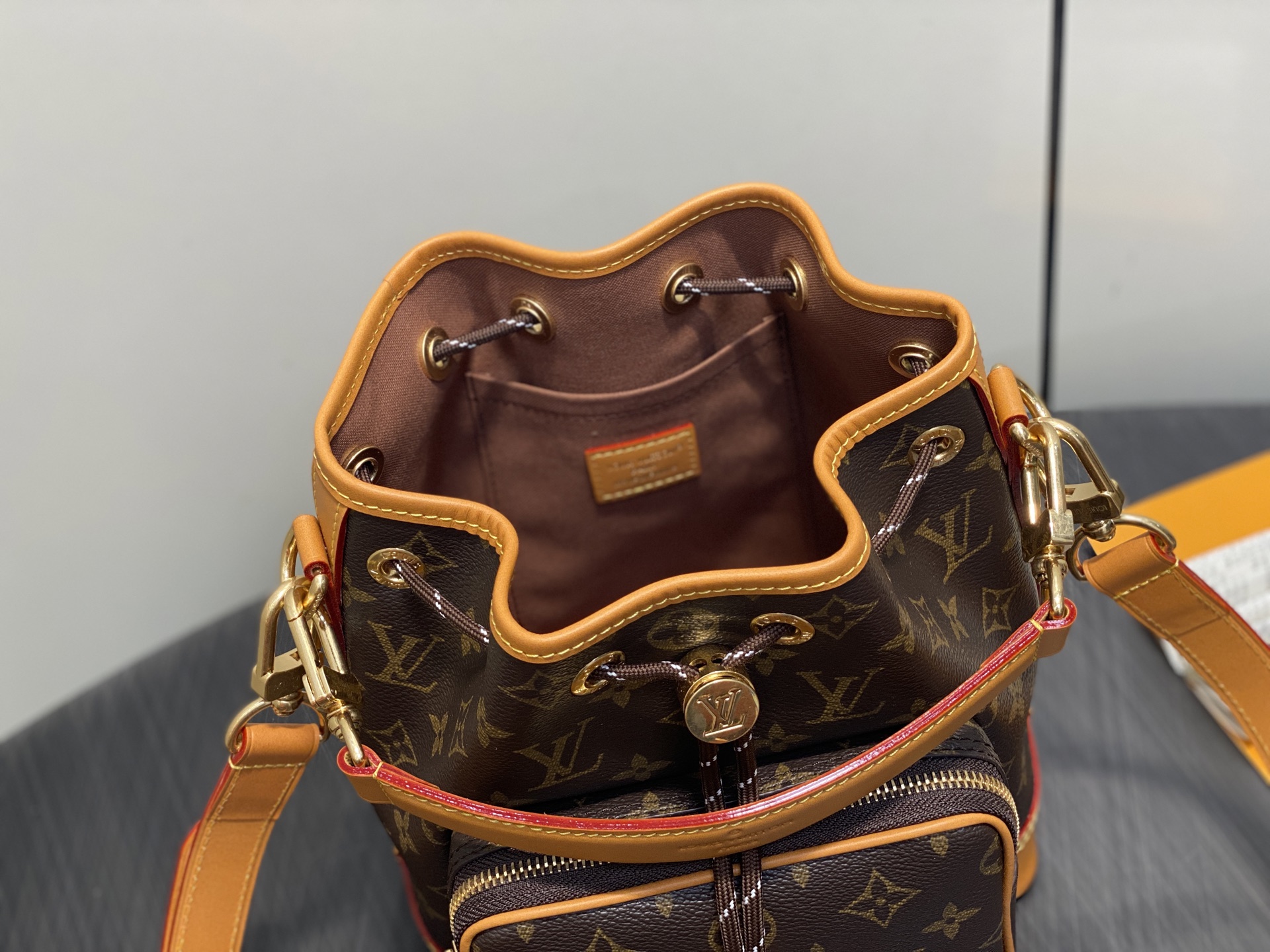 Louis Vuitton Noé Cargo Bucket(24 x 16 x 22 CM)