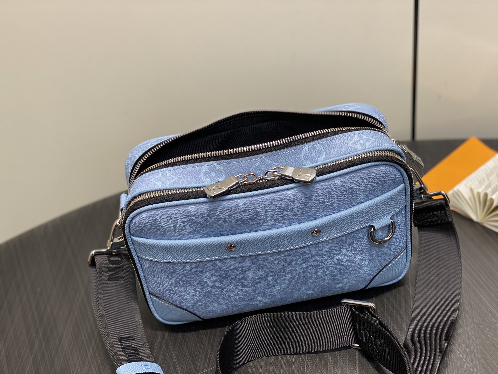 Louis Vuitton Alpha Messenger Bag (16 x 8 x 24CM)