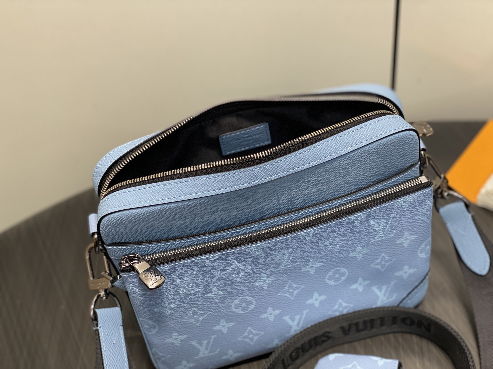 Louis Vuitton Trio Messenger Bag(18.5 x 7 x 25CM)