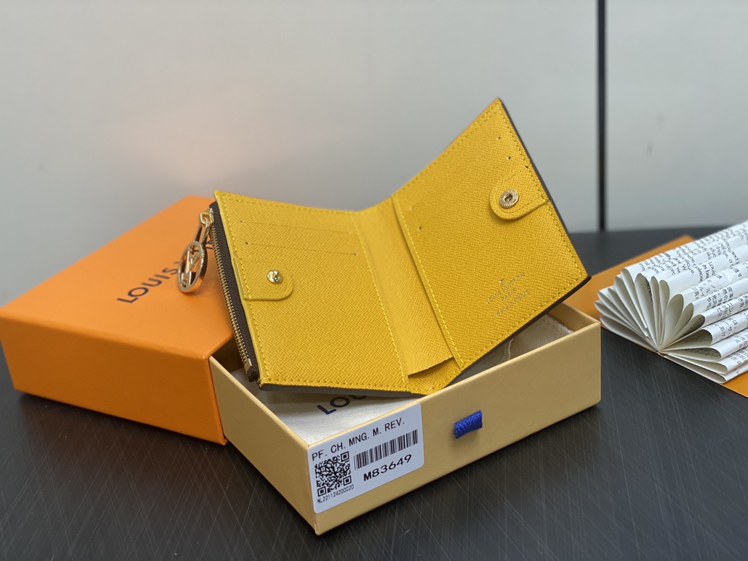 Louis Vuitton Lisa Wallet (9×11.5×1.5CM)