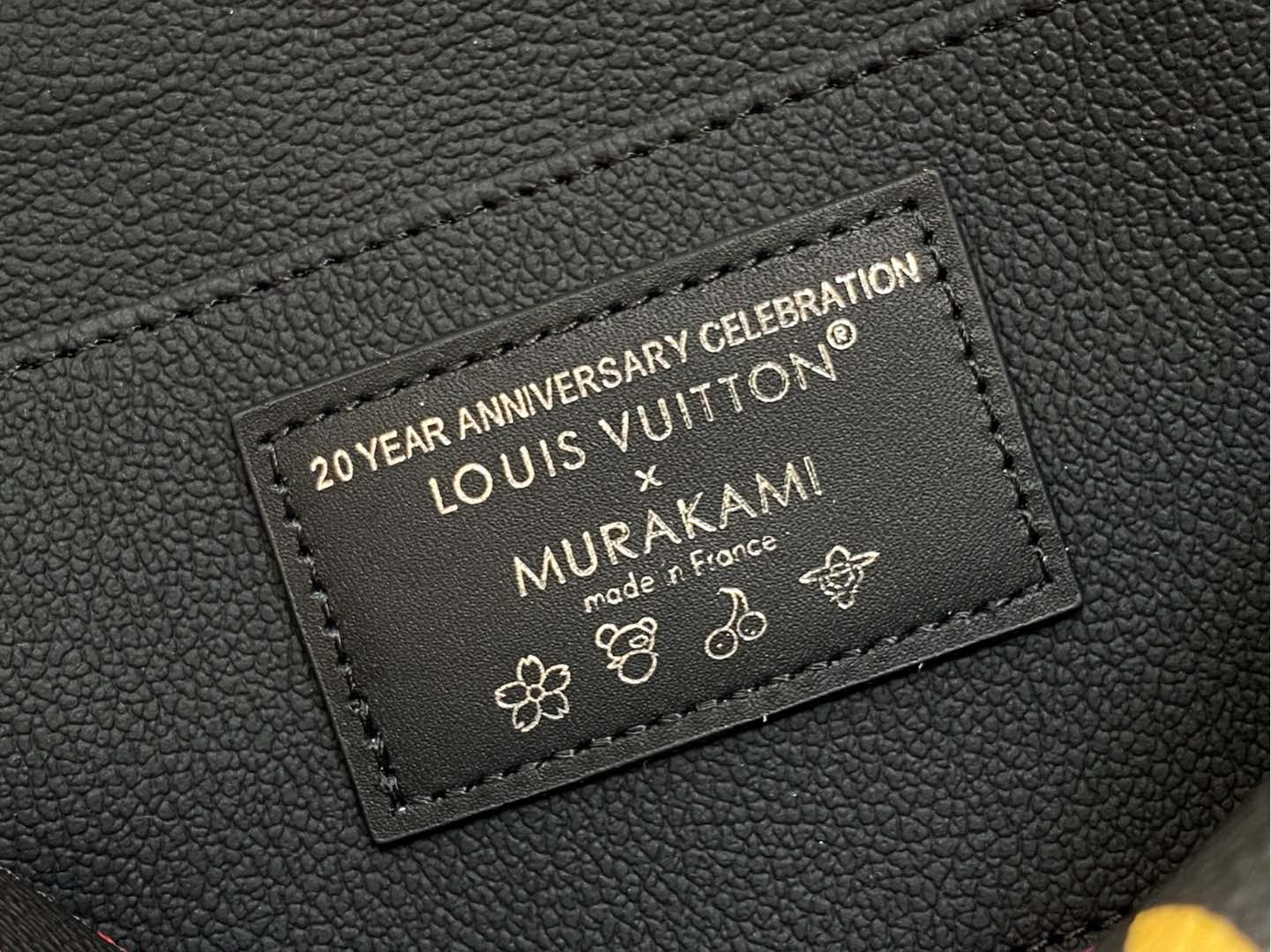 Louis Vuitton Pochette Cosmétique(19 x 12 x 6CM)