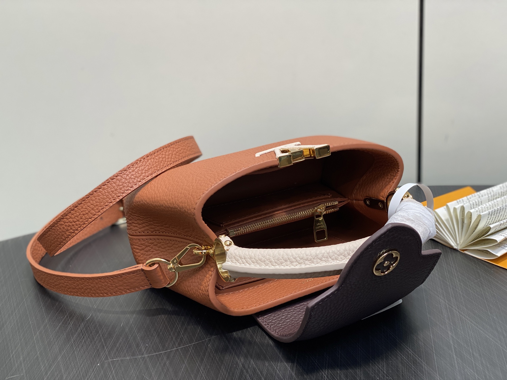 Louis Vuitton Capucines M12176(21×14×8CM)