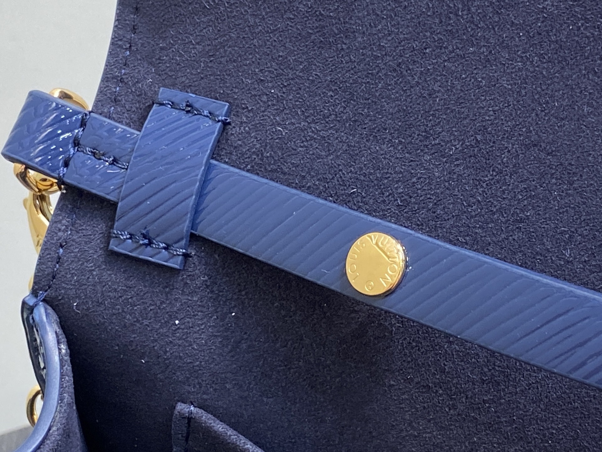 Louis Vuitton Pochette Louise (22 x 14 x5CM)