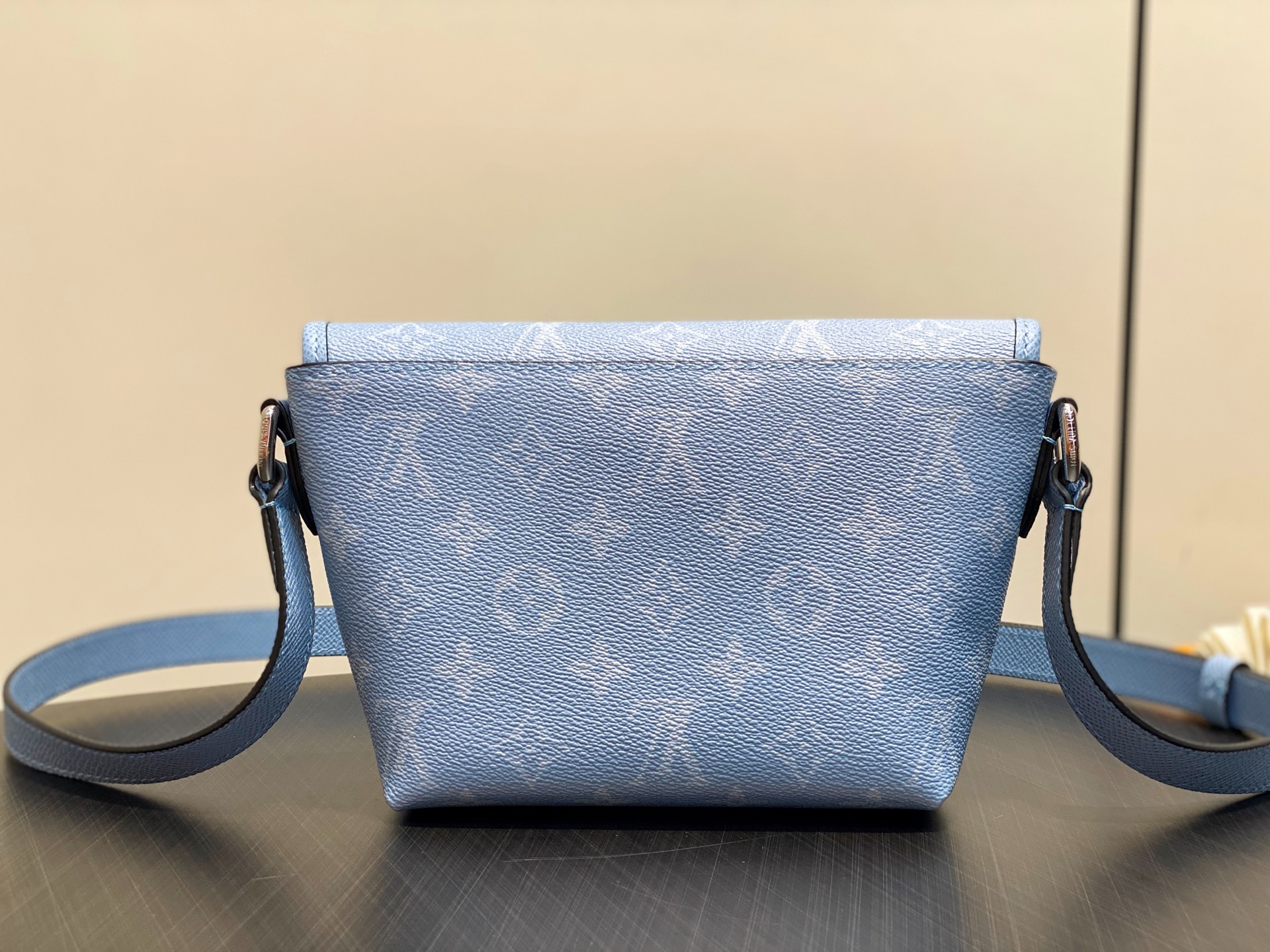 Louis Vuitton Pulse Messenger Bag(22.5 × 16 × 5 CM)