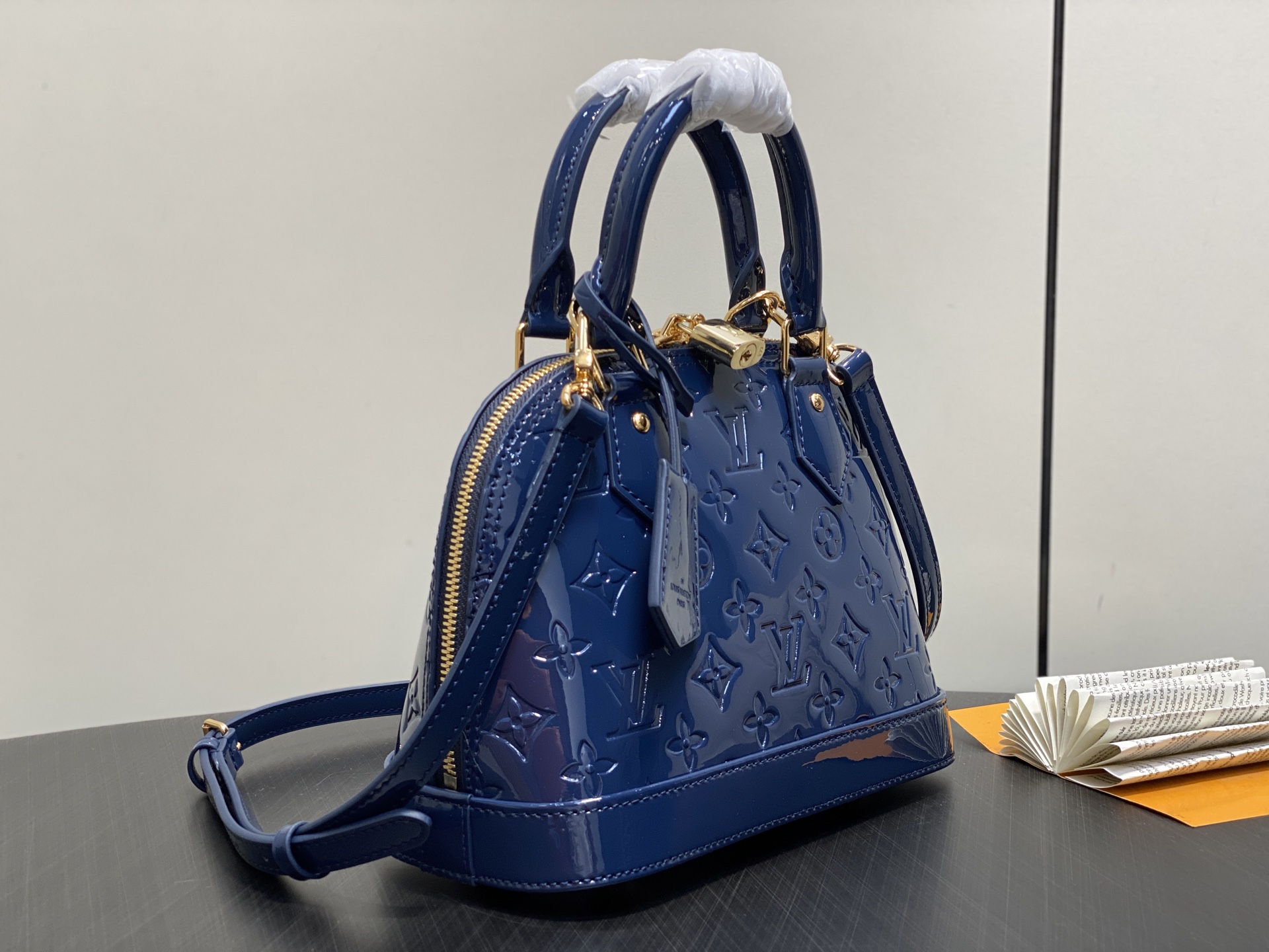 LV Alma BB(23.5 x 17.5 x 11.5CM)